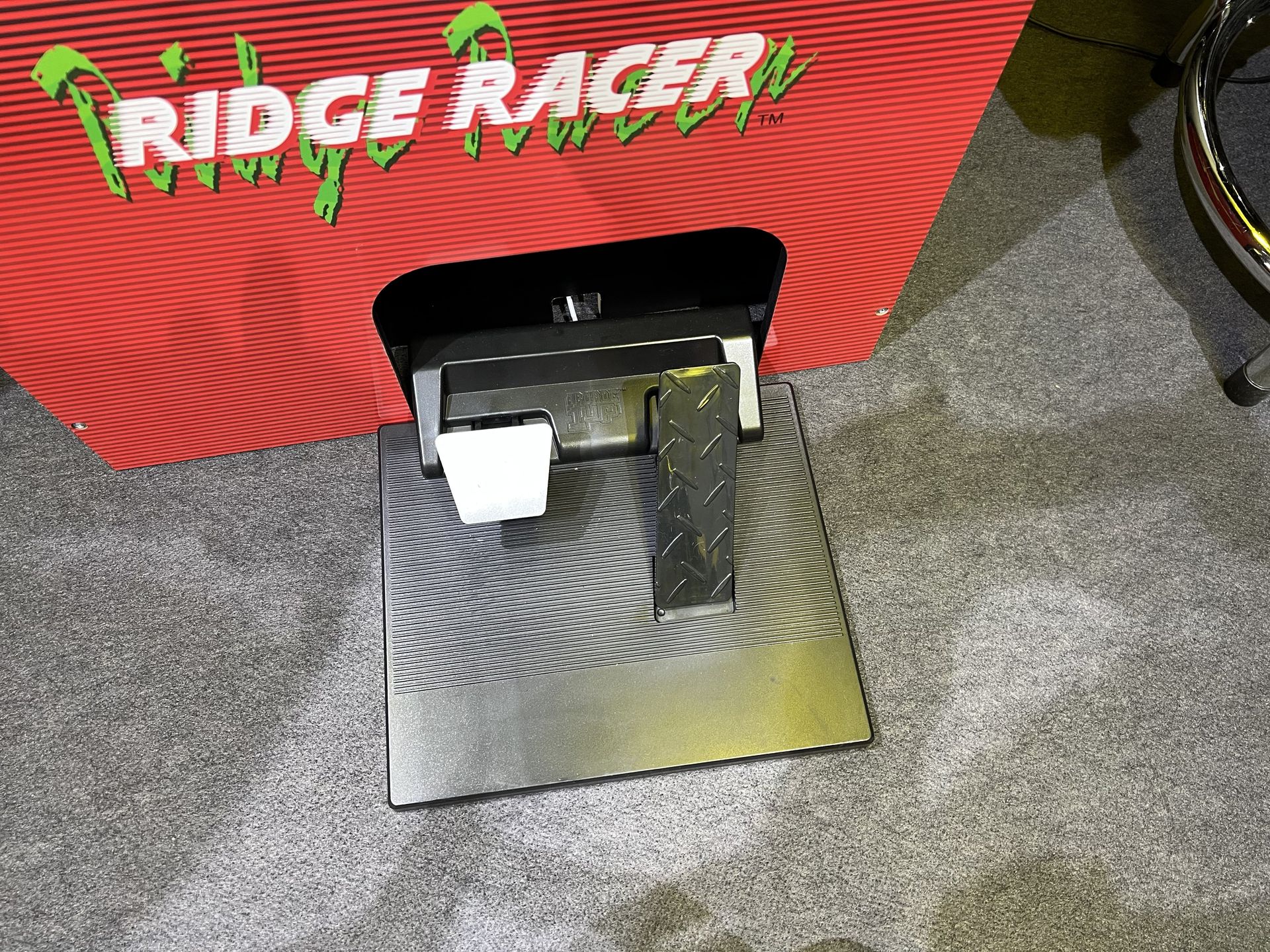 フットペダルは引き出して使う