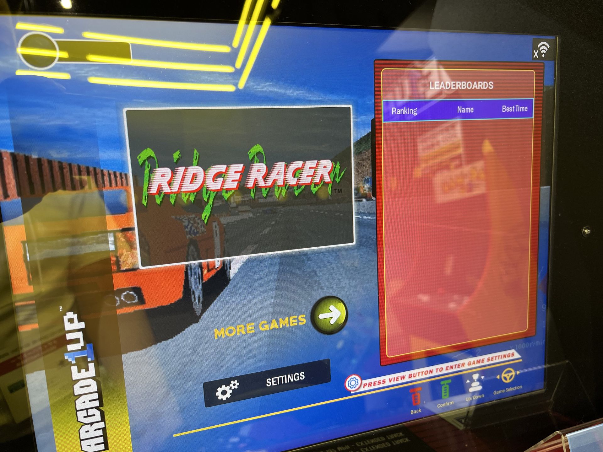 ハンドルを回してプレイするタイトルを選ぶ