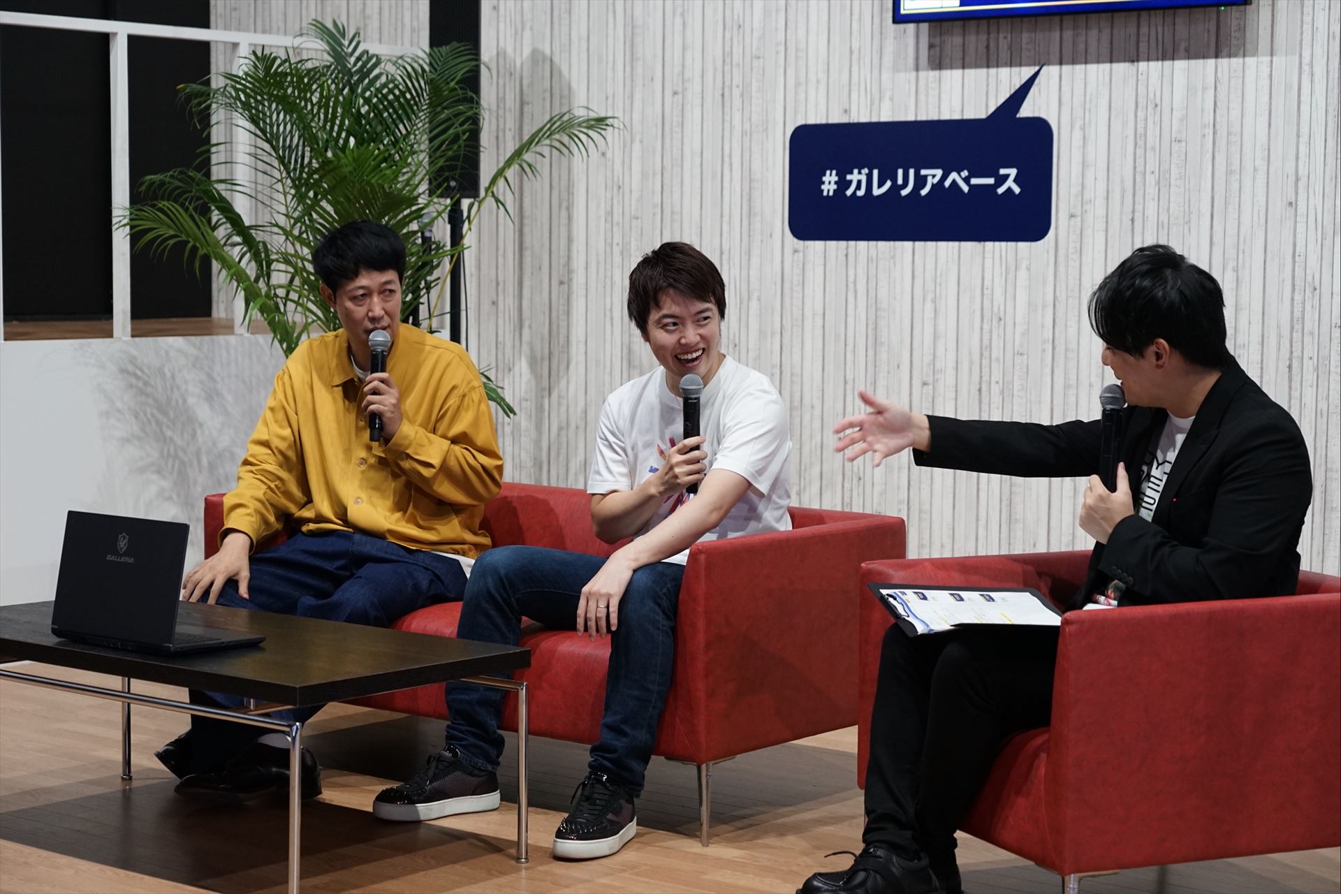 3人がステージのソファに座ってリラックスした雰囲気でトークショーは行われた