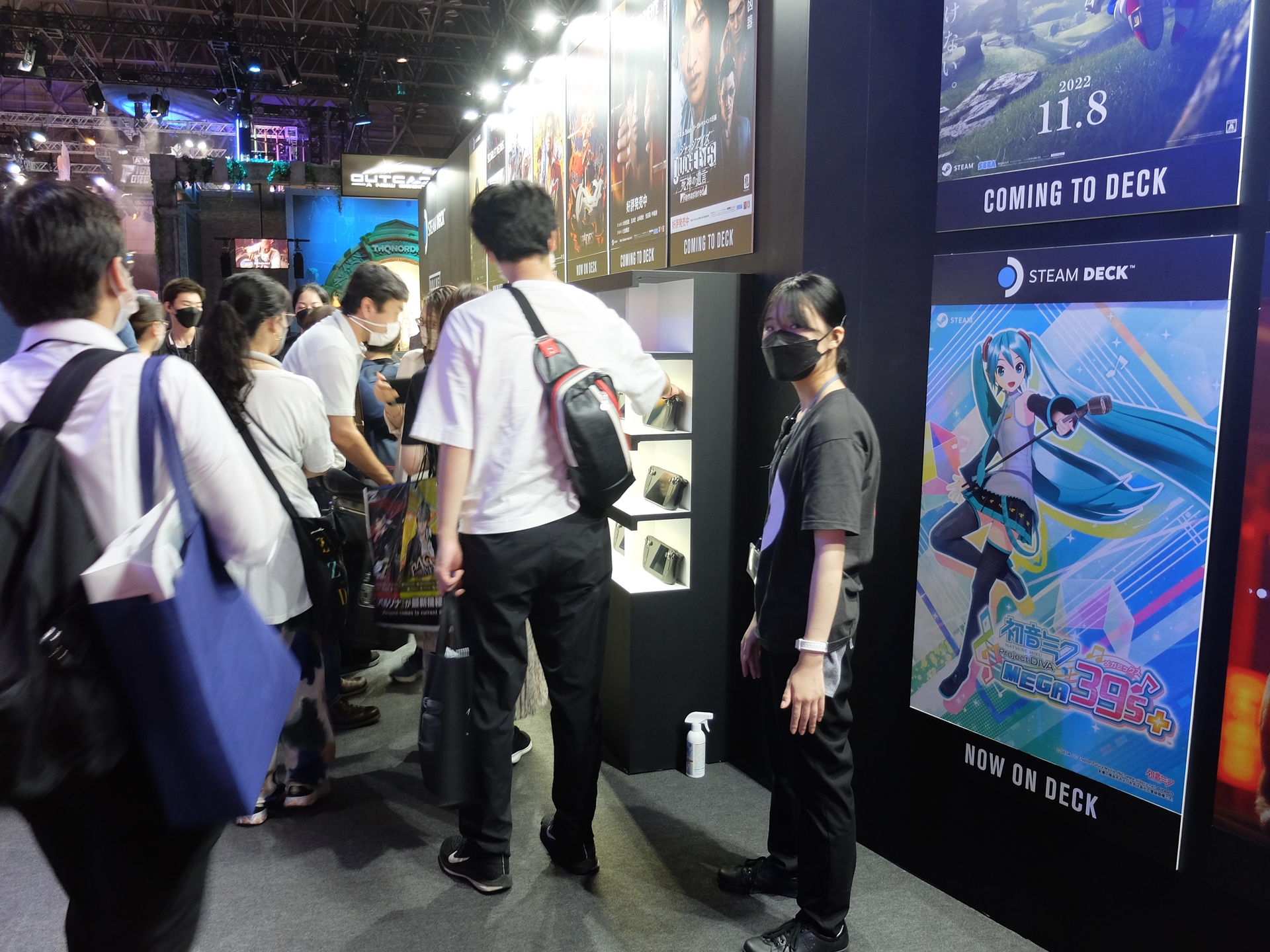 試遊会がスタートすると、前面に置かれた「Steam Deck」が次々となくなっていく