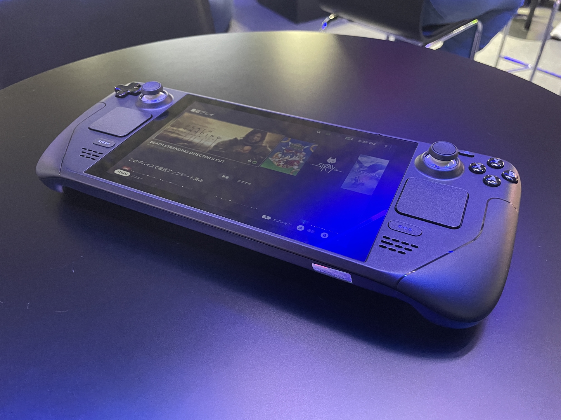 テーブルに置いた「Steam Deck」
