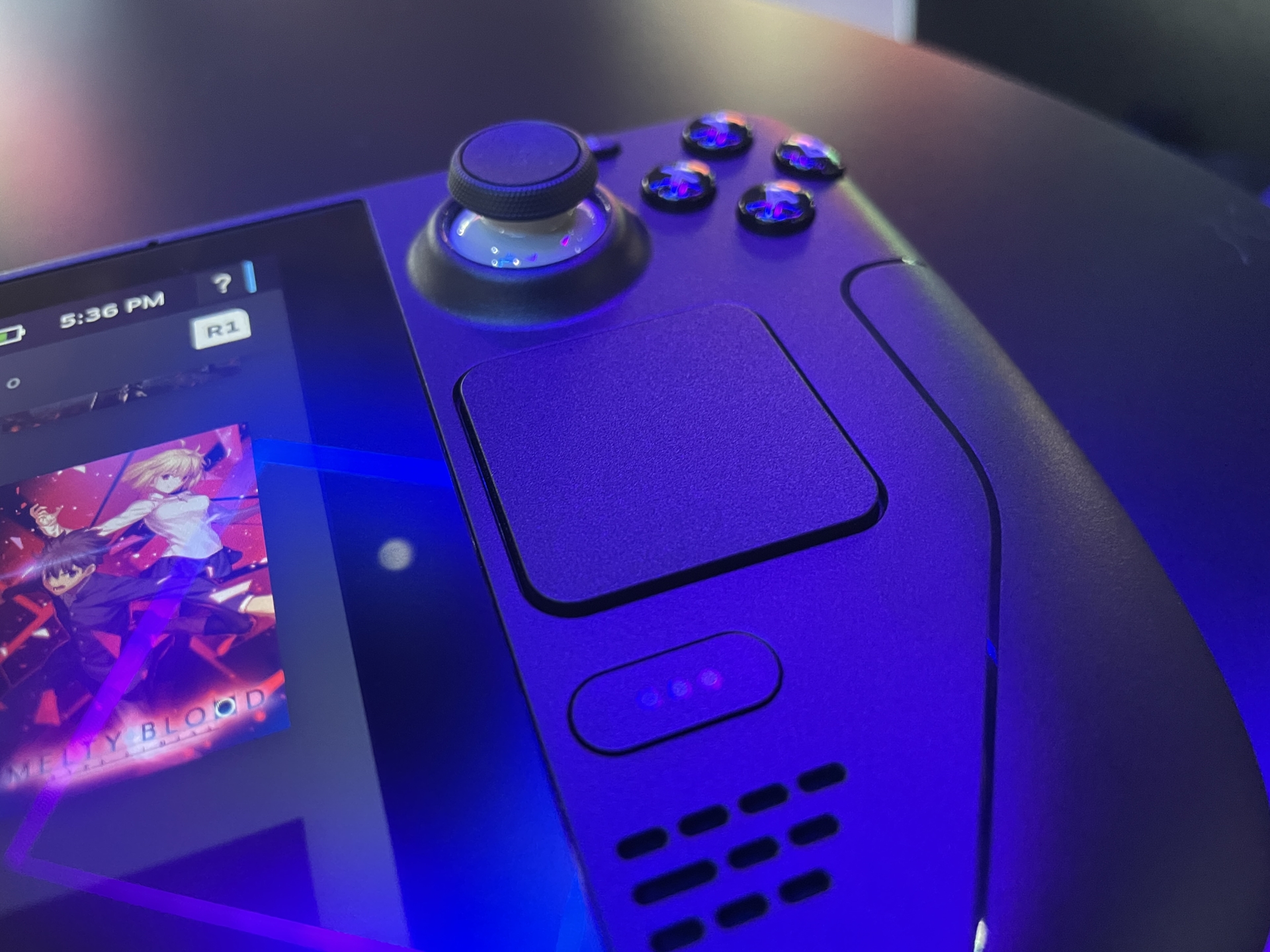 アナログスティック下部にある角型トラックパッドが「Steam Deck」の特徴の1つ。タッチ操作については確認できなかったが、直接押下することで振動して、十字キーやアナログスティックと同じように操作が行なえる