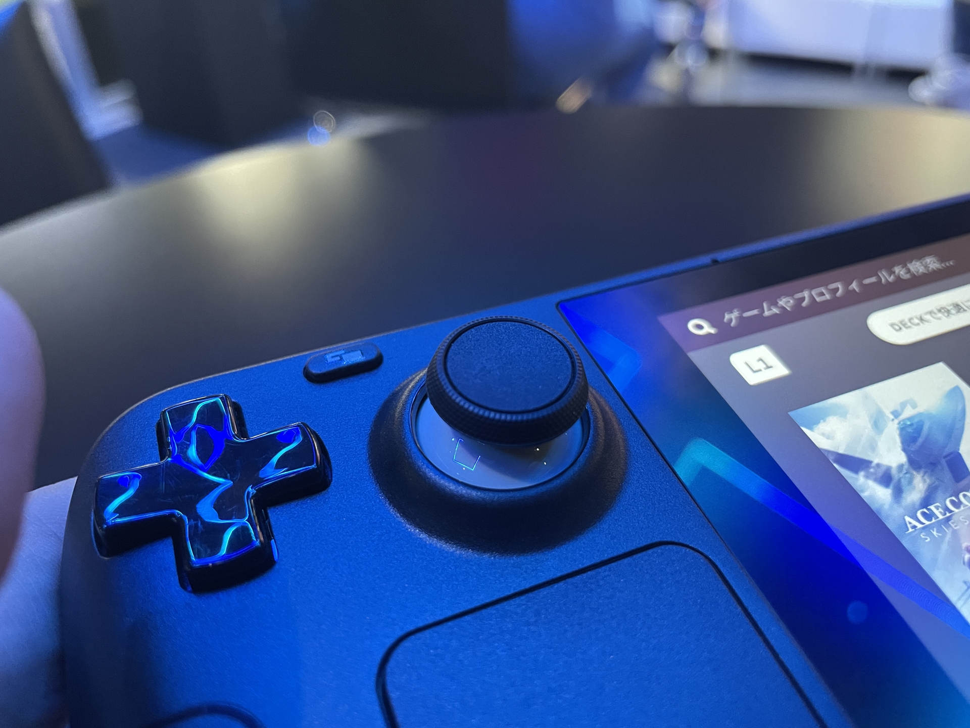 左端上部には光沢のある十字キーを備える