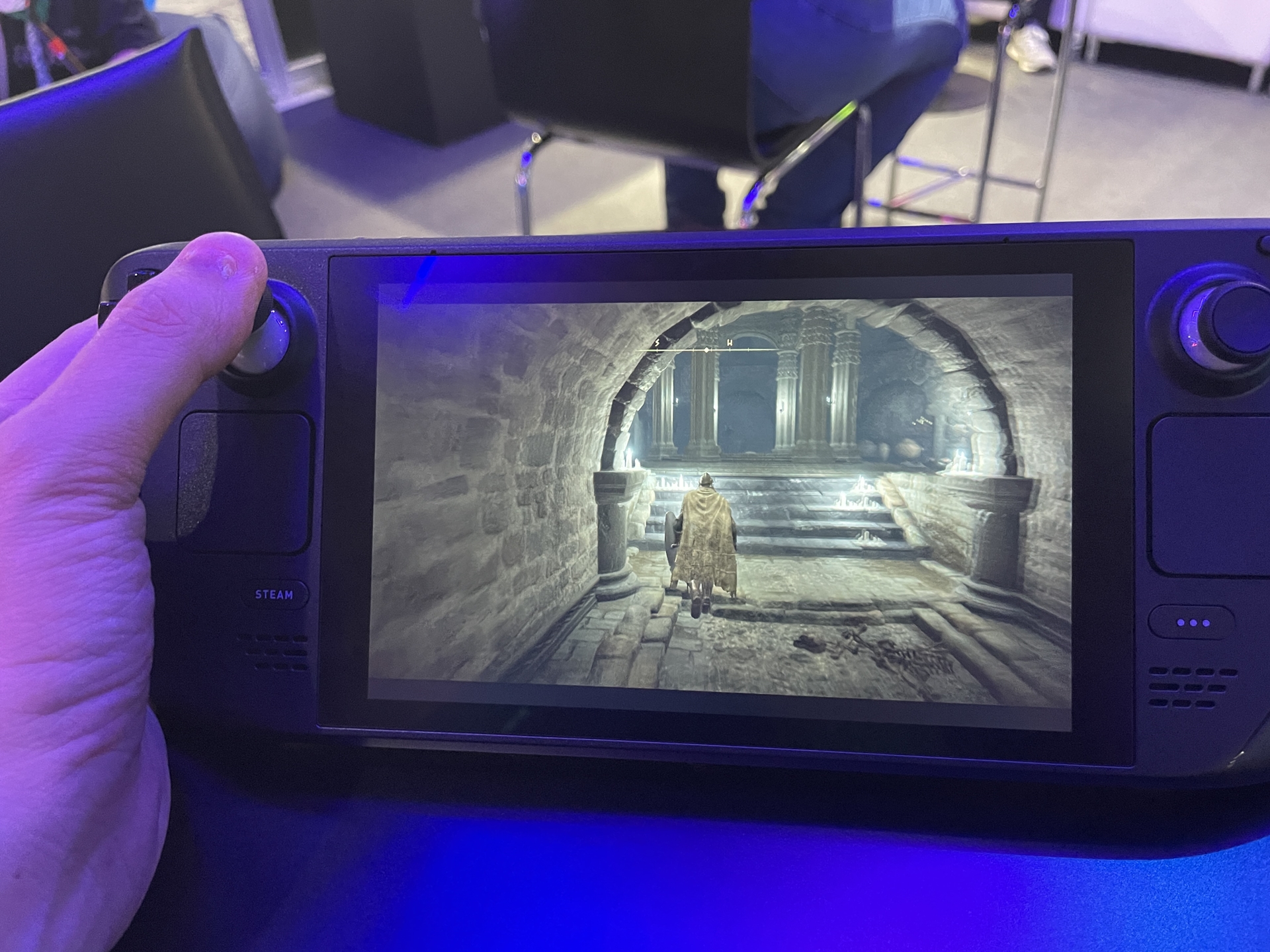 実際に「エルデンリング」を操作してみたが、比較的スムーズに動作していた