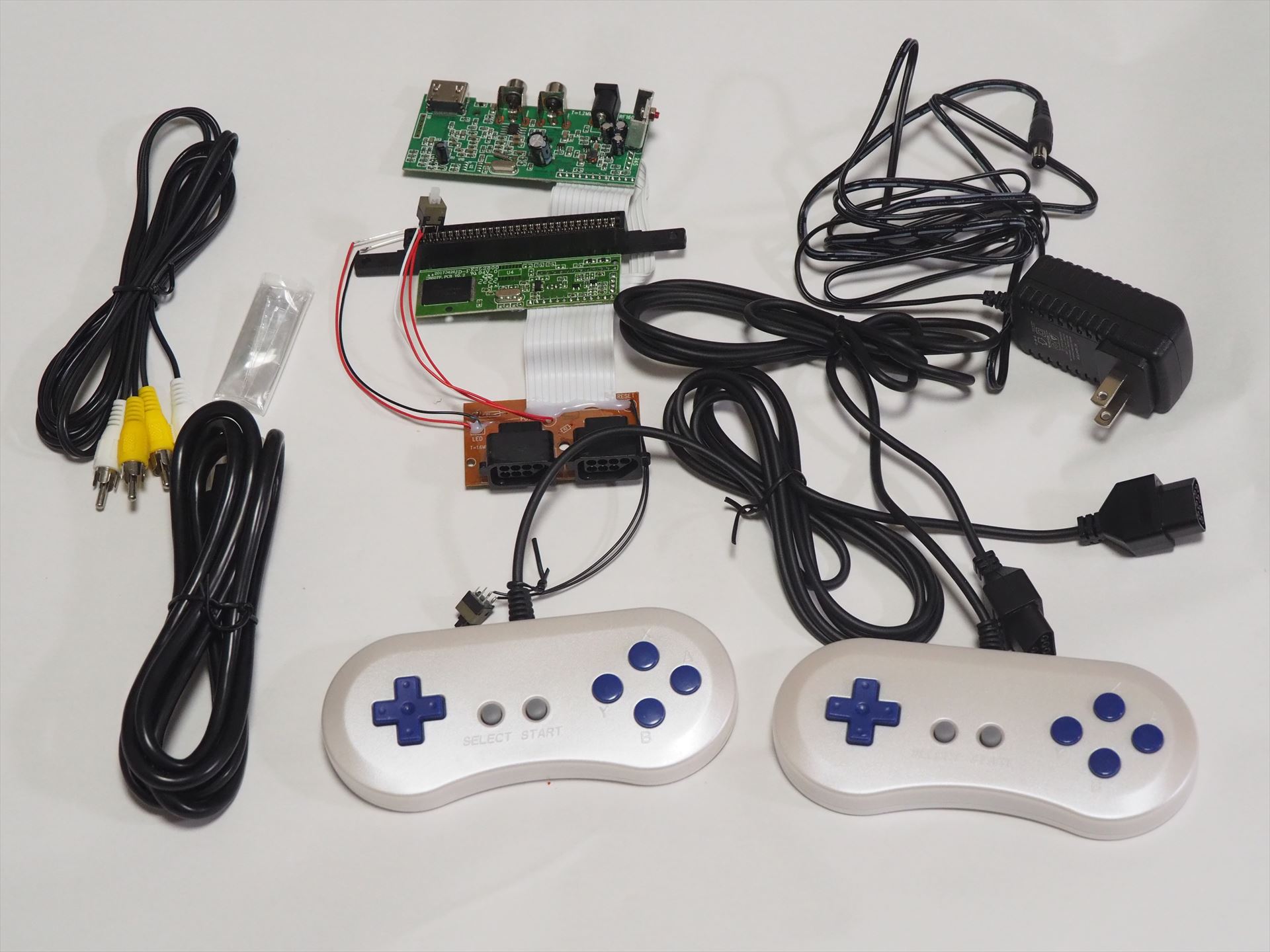 「超ファミつく」の内容物。マニュアルは付属していない