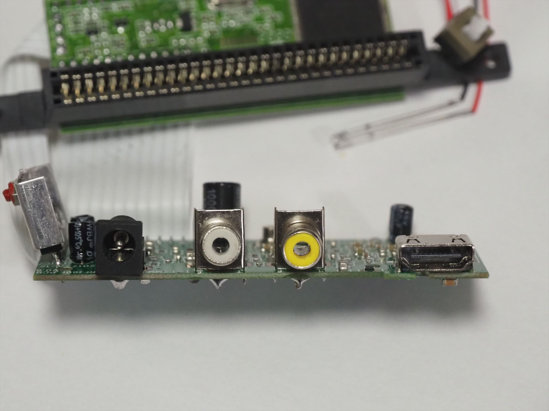 出力端子はHDMI端子とビデオ端子