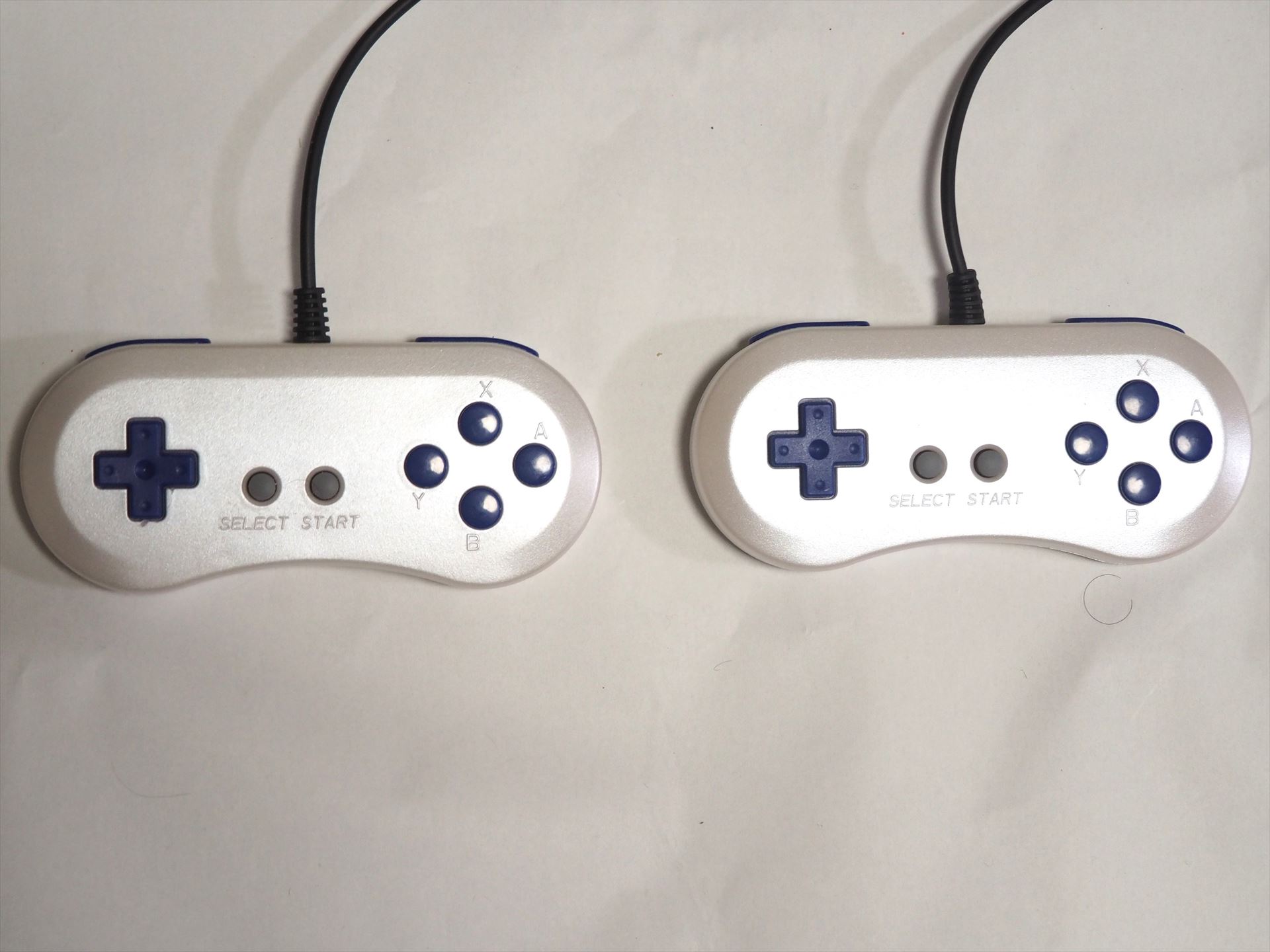 コントローラーも2つ付属しているが、2コンにマイクは搭載されていない