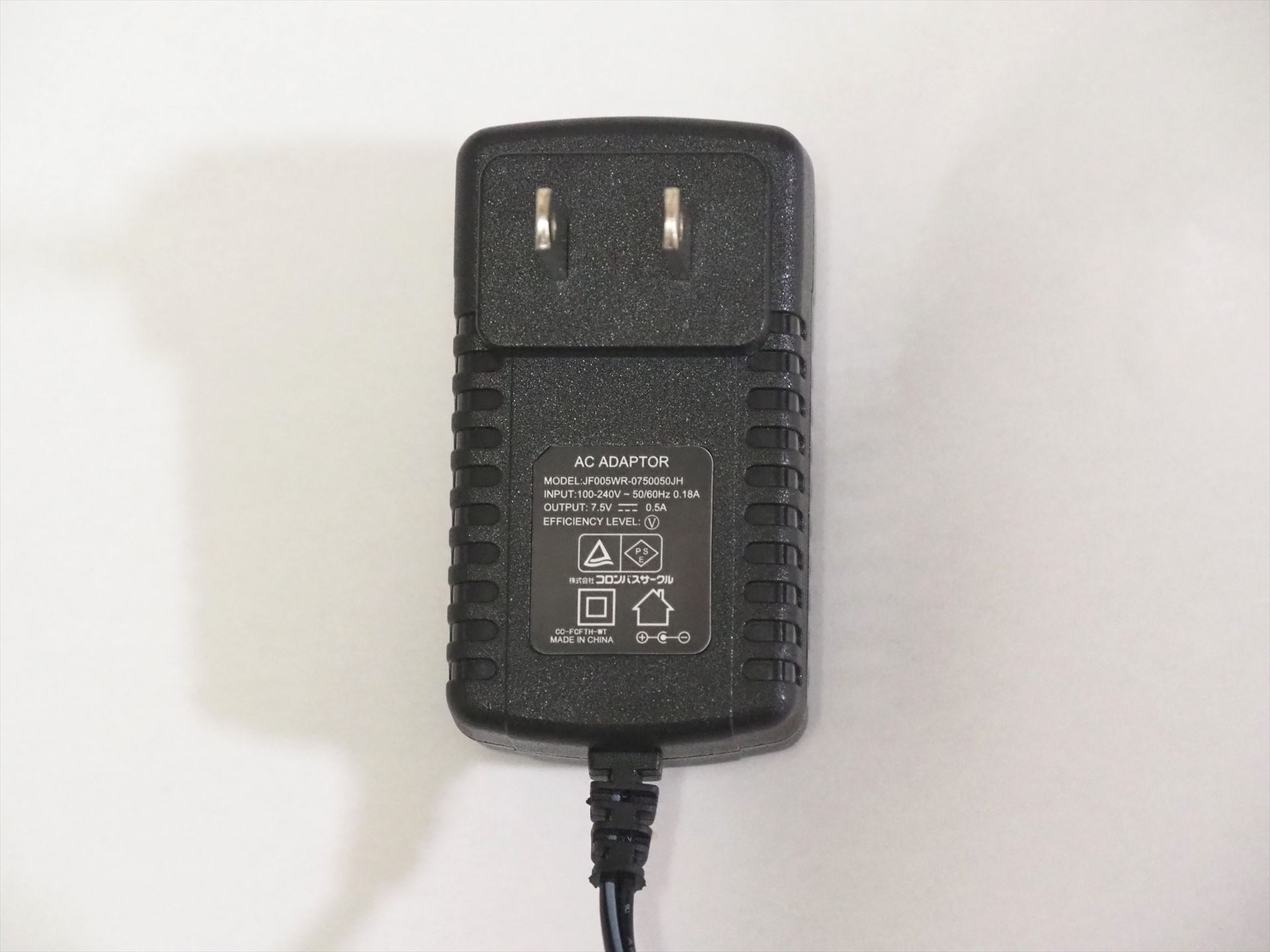 付属のACアダプター。出力は7.5V/0.5Aである
