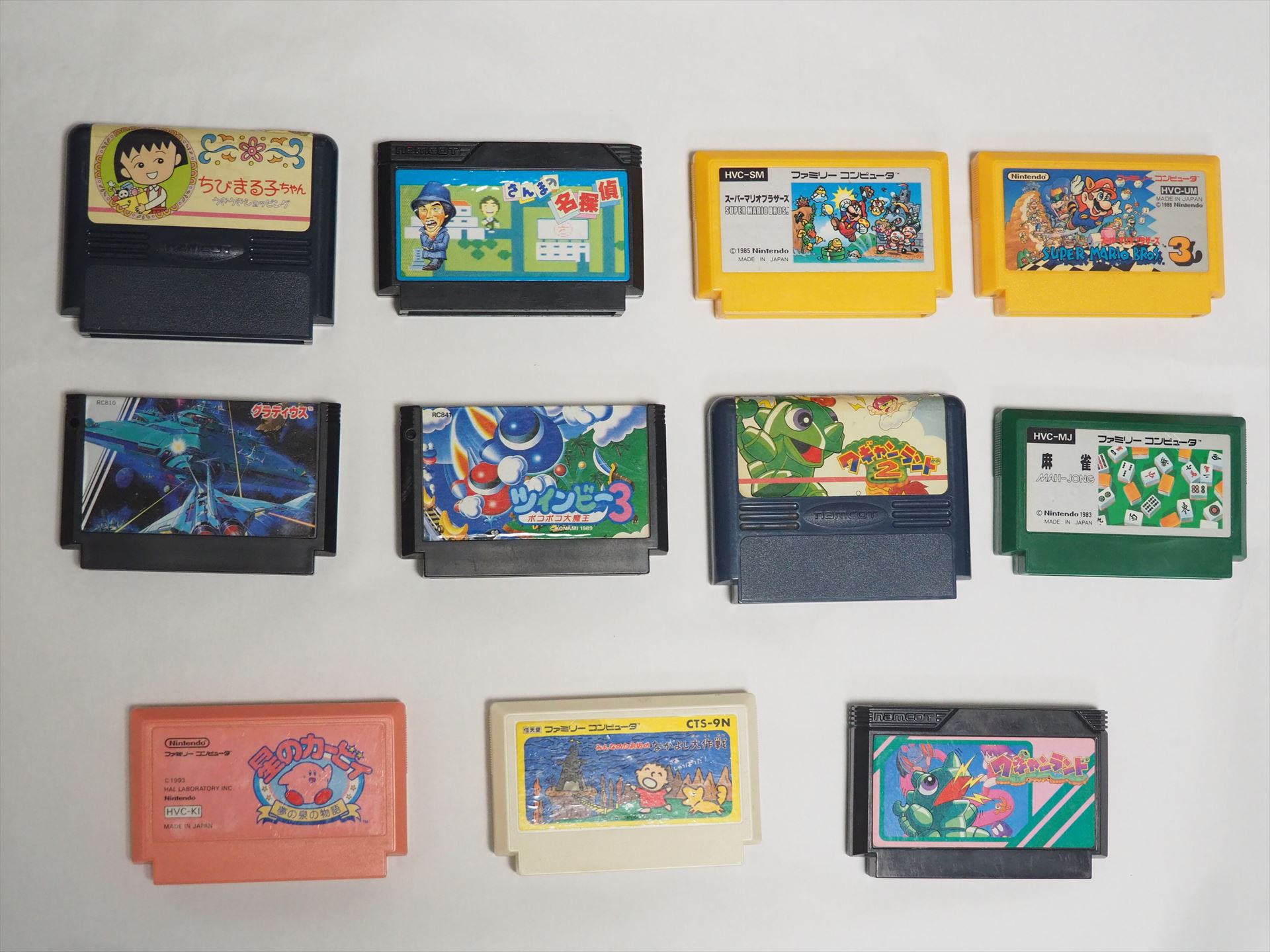 11本のファミコンカセットを用意した