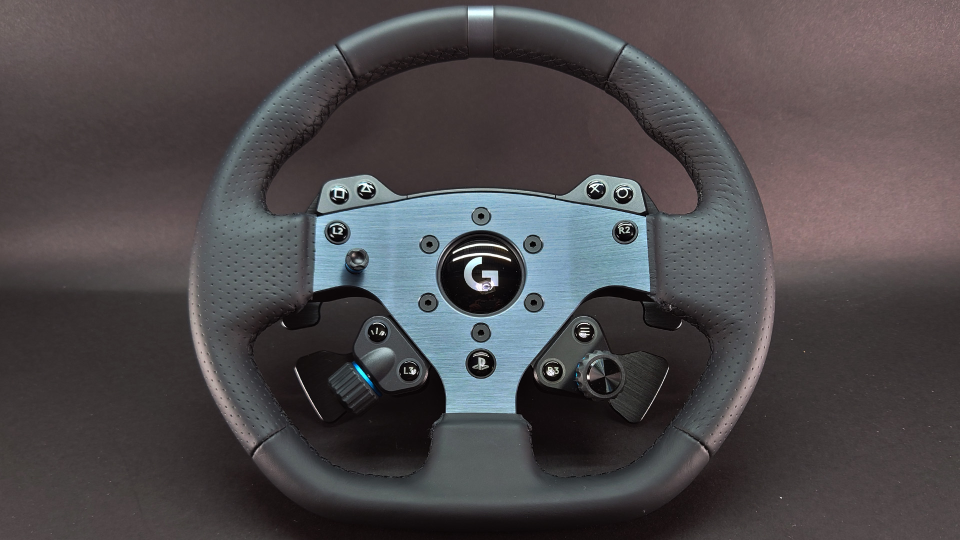 Dシェイプのステアリング。ボタン類はカチカチと小気味よく気持ちい操作感です