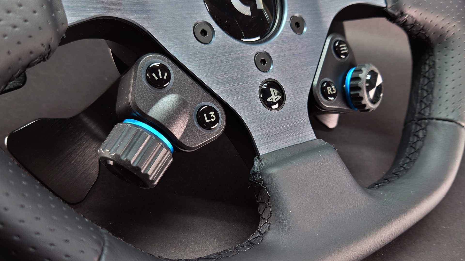 向かって左のノブと右のノブは取り付け角度が違います