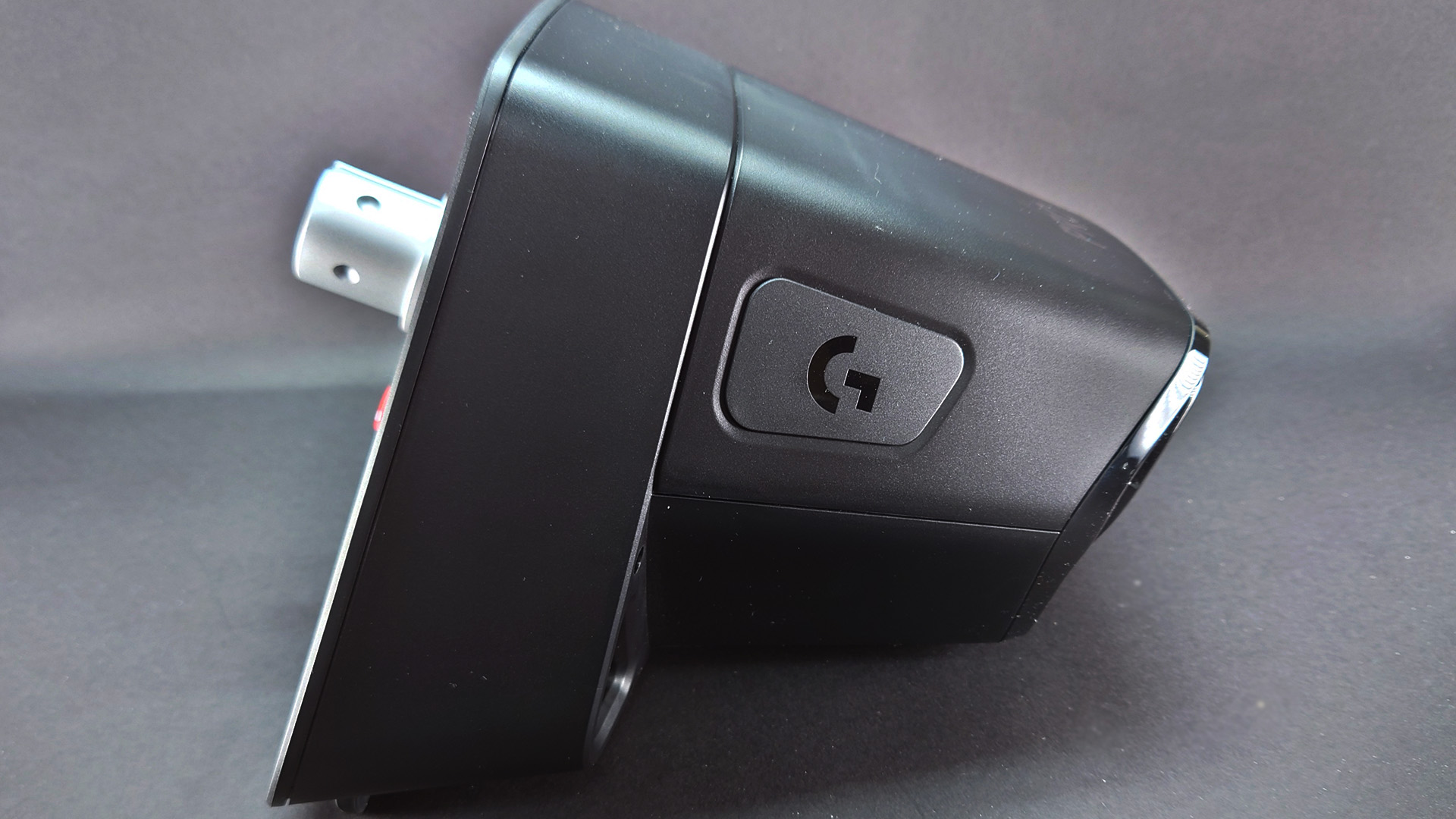 サイドはシャープな造形、ロジクールGロゴがあしらわれています