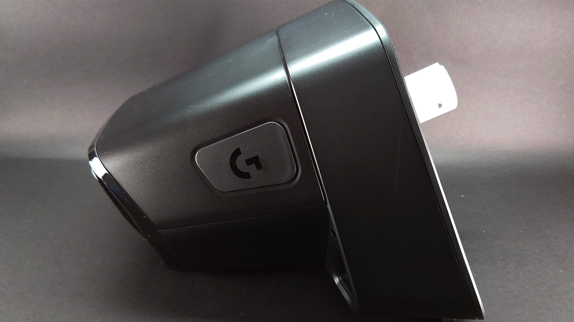 上面後端には“PRO”のロゴがあります