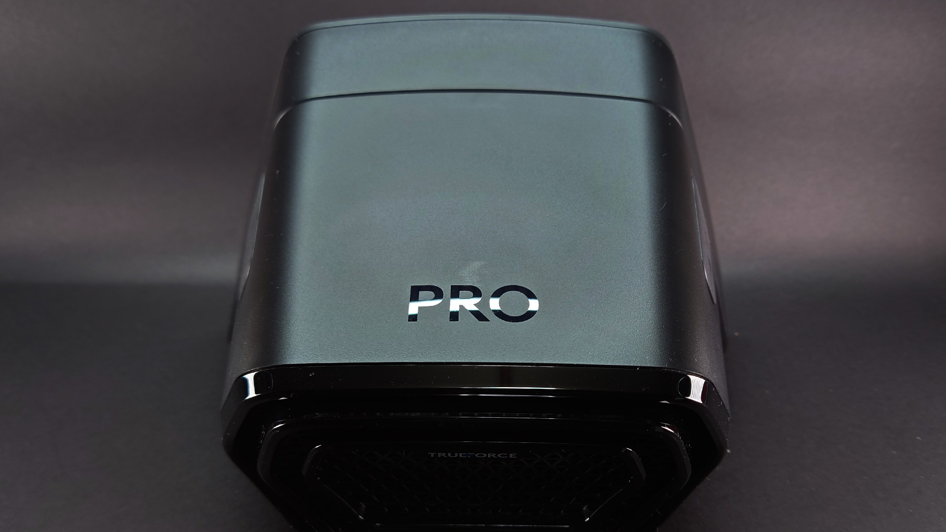 上面後端には“PRO”のロゴがあります