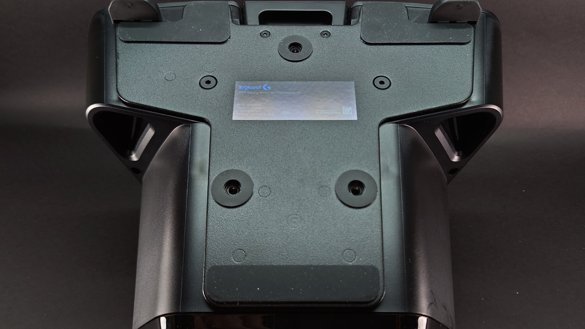 底面には3つのM6ボルト用の穴があります