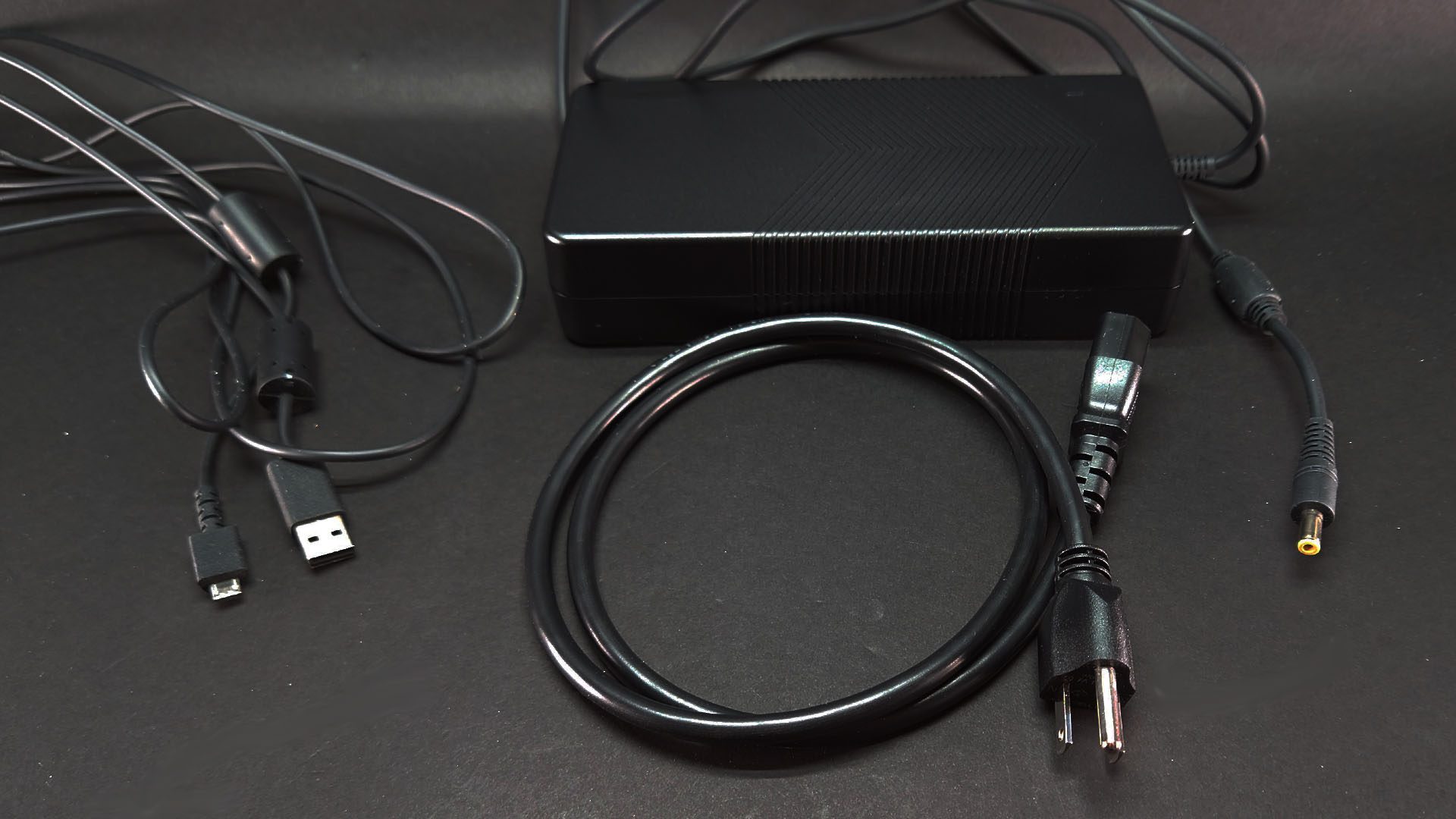 左：USB Type-A/Type-Bケーブル、中央／右電源アダプタと3ピンケーブル