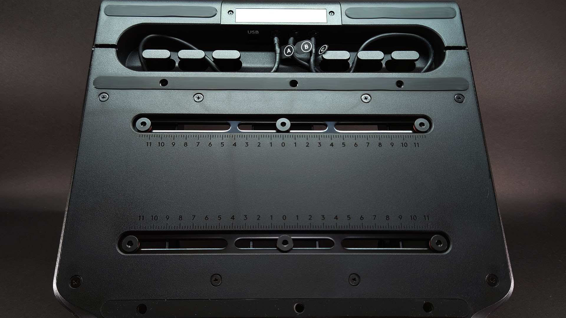 各ペダルは左右にスライドさせられ、好みのポジションにできます