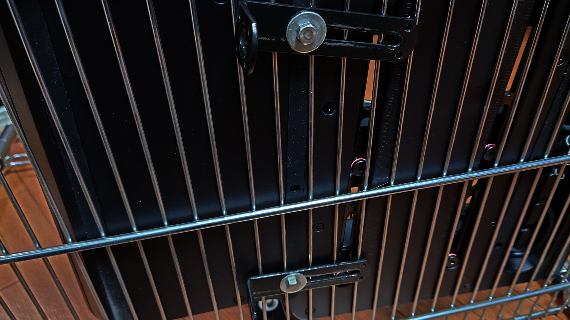 コクピットベースの裏からM6ボルトで固定しました