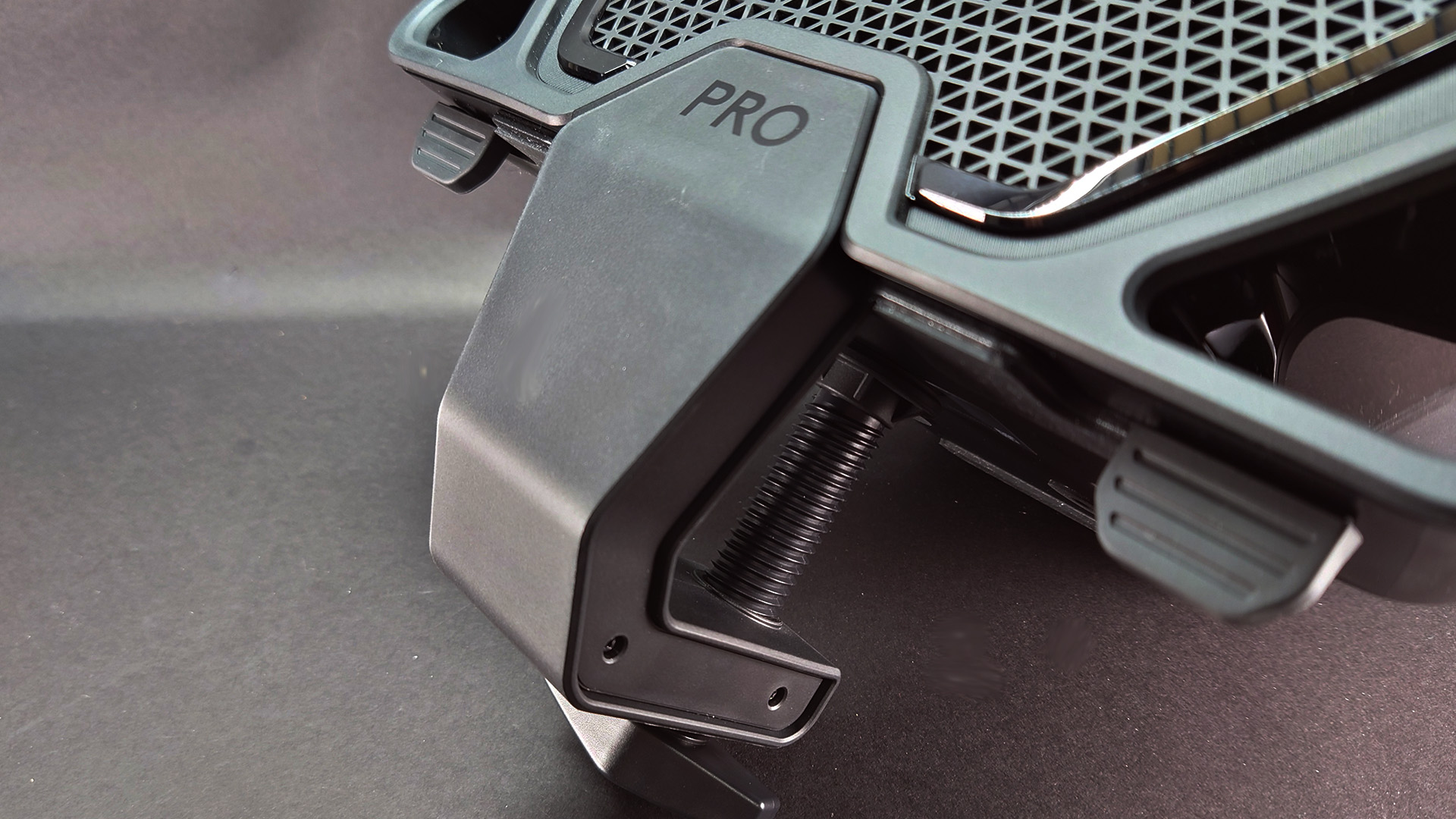 クランプを取り付けます