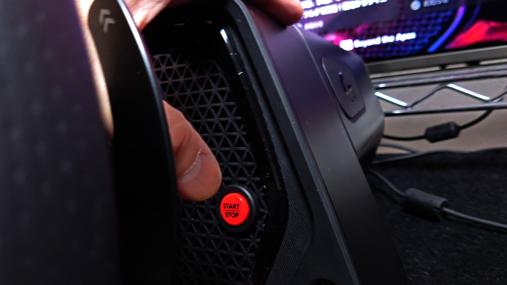 接続しただけでは電源が入りません。最近のクルマと同じようにSTART/STOPボタンを押して電源を入れます