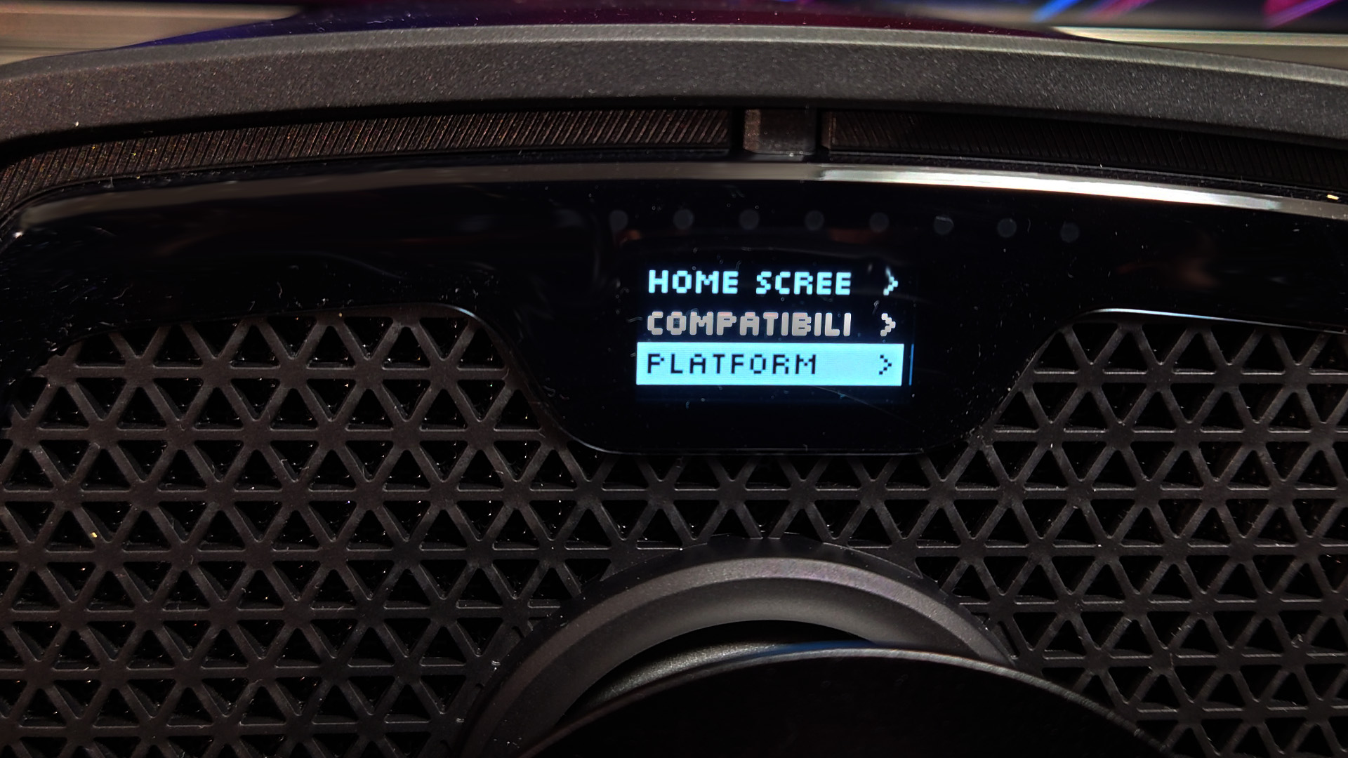 “HOME SCREEN”にはスクリーンのインジケーターやトルク値表示の選択、“COMPATIBILITY”はPROかG923かを選択、“PLATFORM”はPS5/PS4/PCを選択