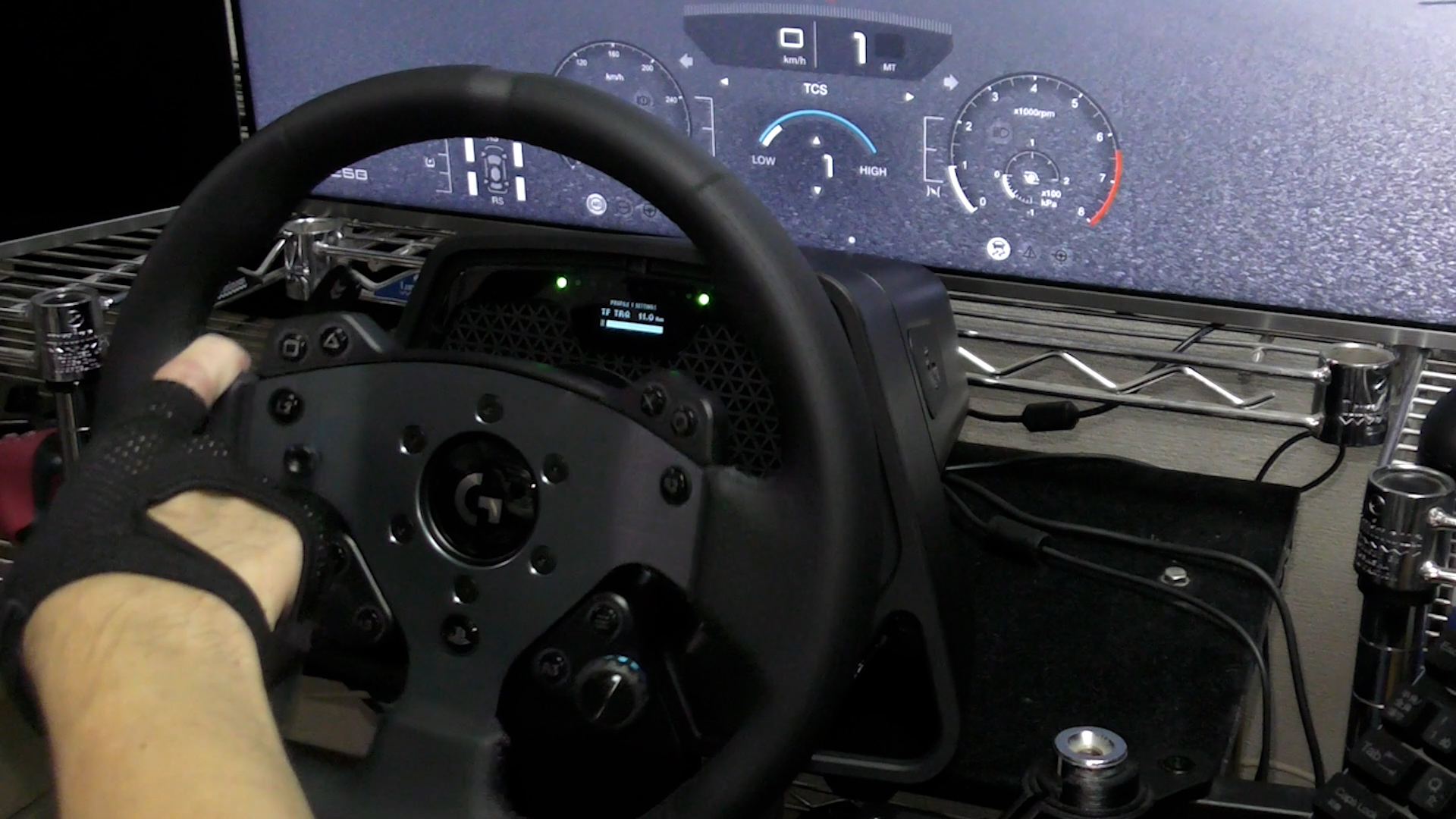 指一本では回しきれない重さに！