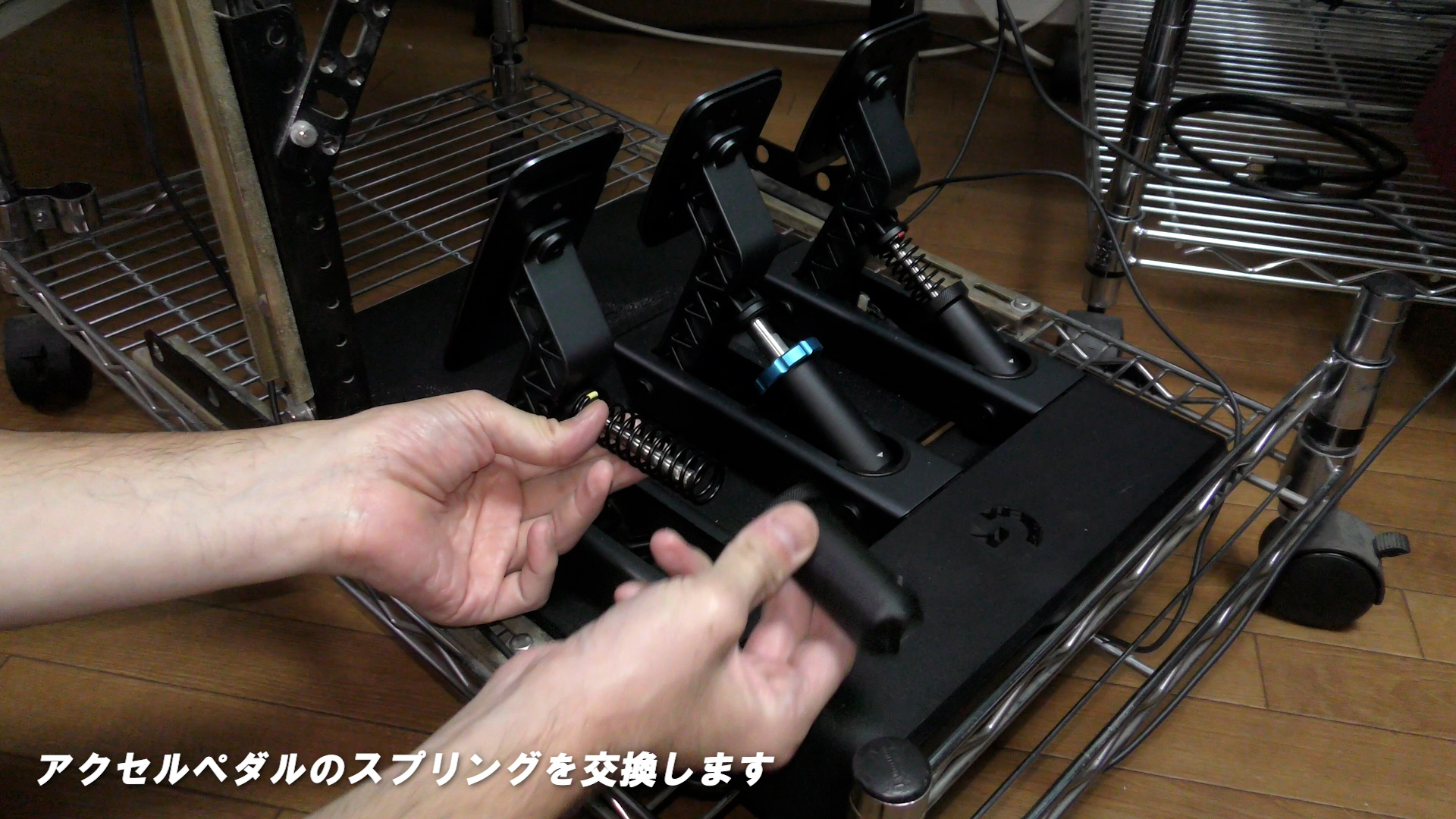 スプリングを引き緩めればあっさり引き抜けます