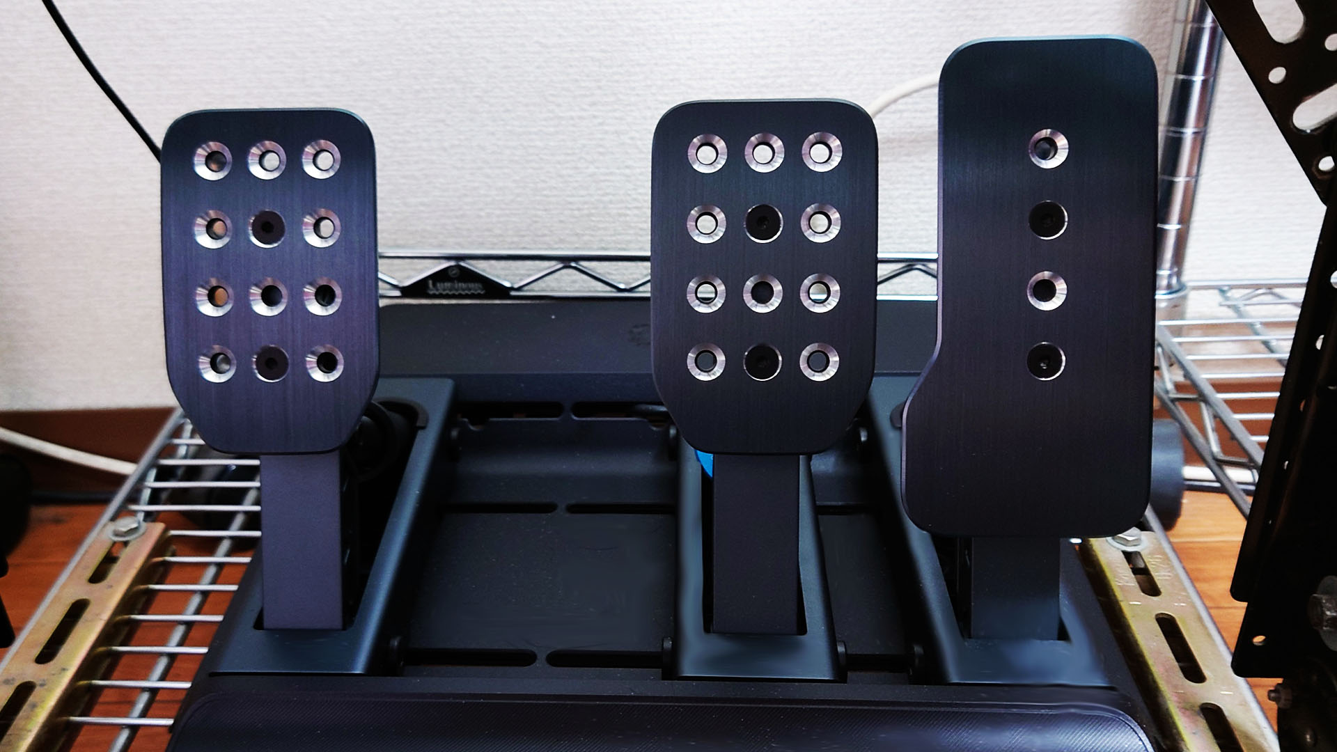 さらにブレーキをアクセルに寄せてみました。右脚ブレーキのドライバーに最適になります