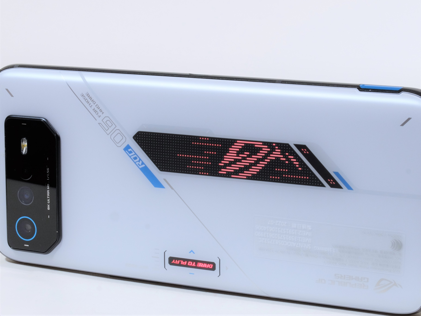 「ROG Phone 6」の背面はドットマトリックスにLEDが組み込まれた仕組みを採用。着信時などにLEDが点滅するので分かりやすいなどのメリットがある