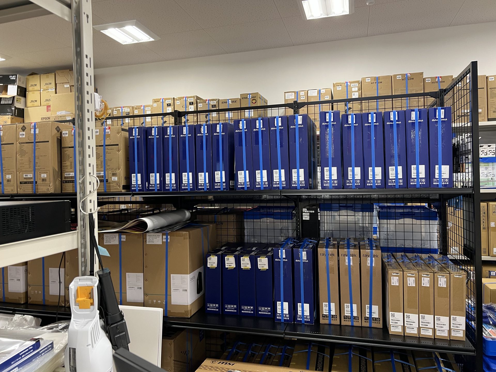 バックヤードには、ノートPCやモニターが山と積まれていた