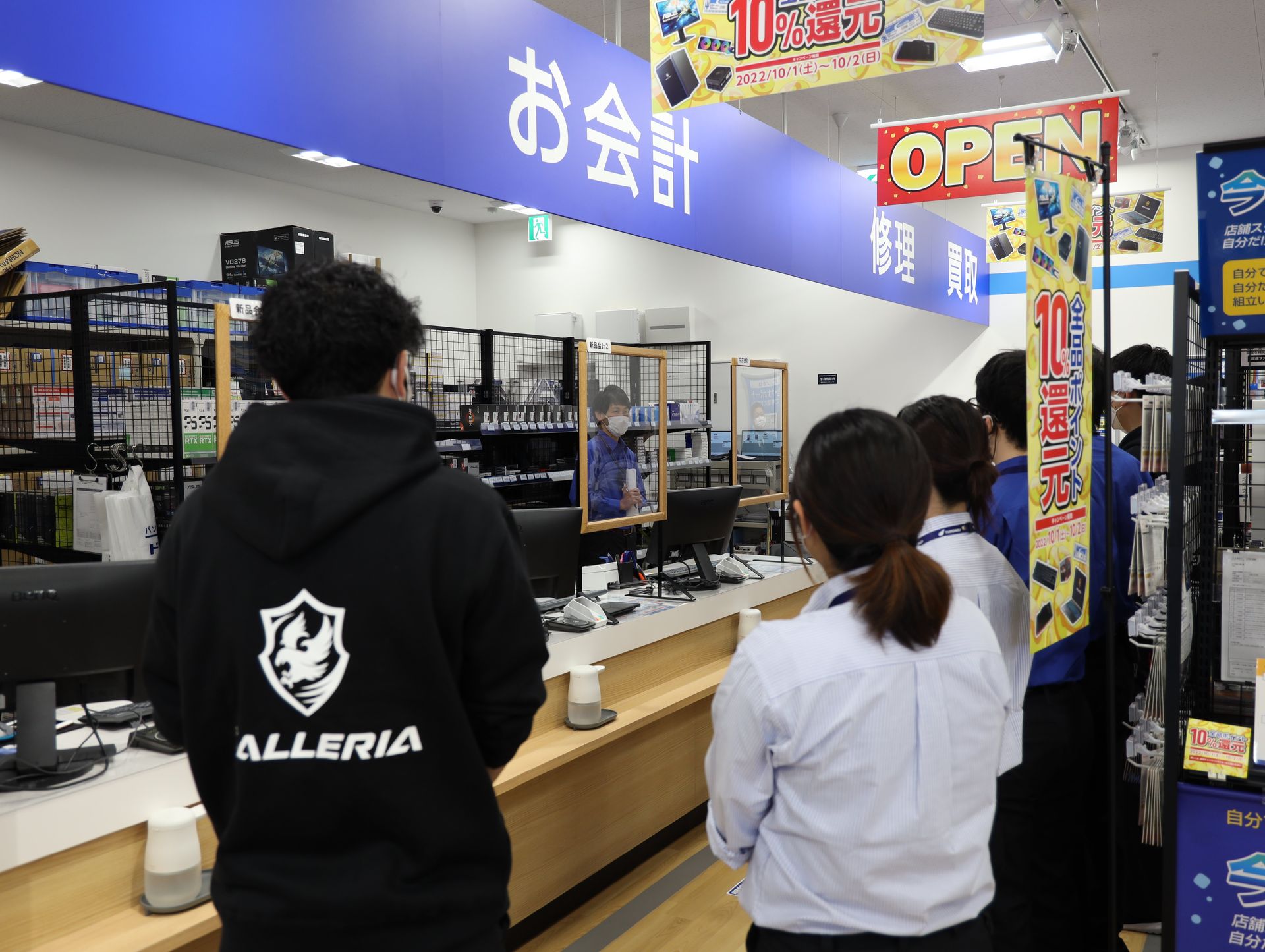 「元気よく接客して欲しい」とスタッフに指示を出す山中直人店長