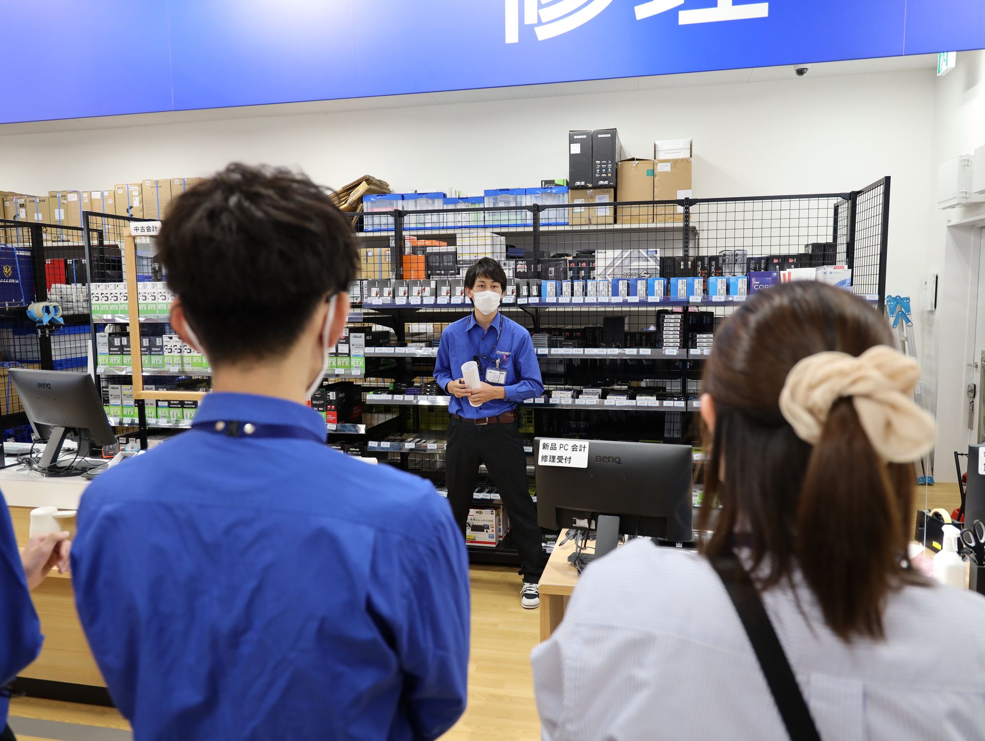 「元気よく接客して欲しい」とスタッフに指示を出す山中直人店長