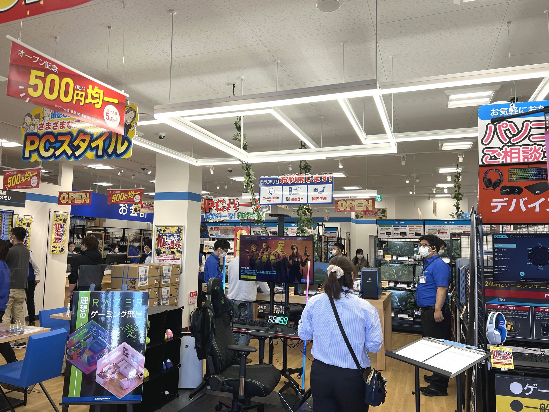 標準の照明に加えて、追加で照明を設置し、2000ルクス以上の明るさを確保。他のPC店舗よりかなり明るくなっている