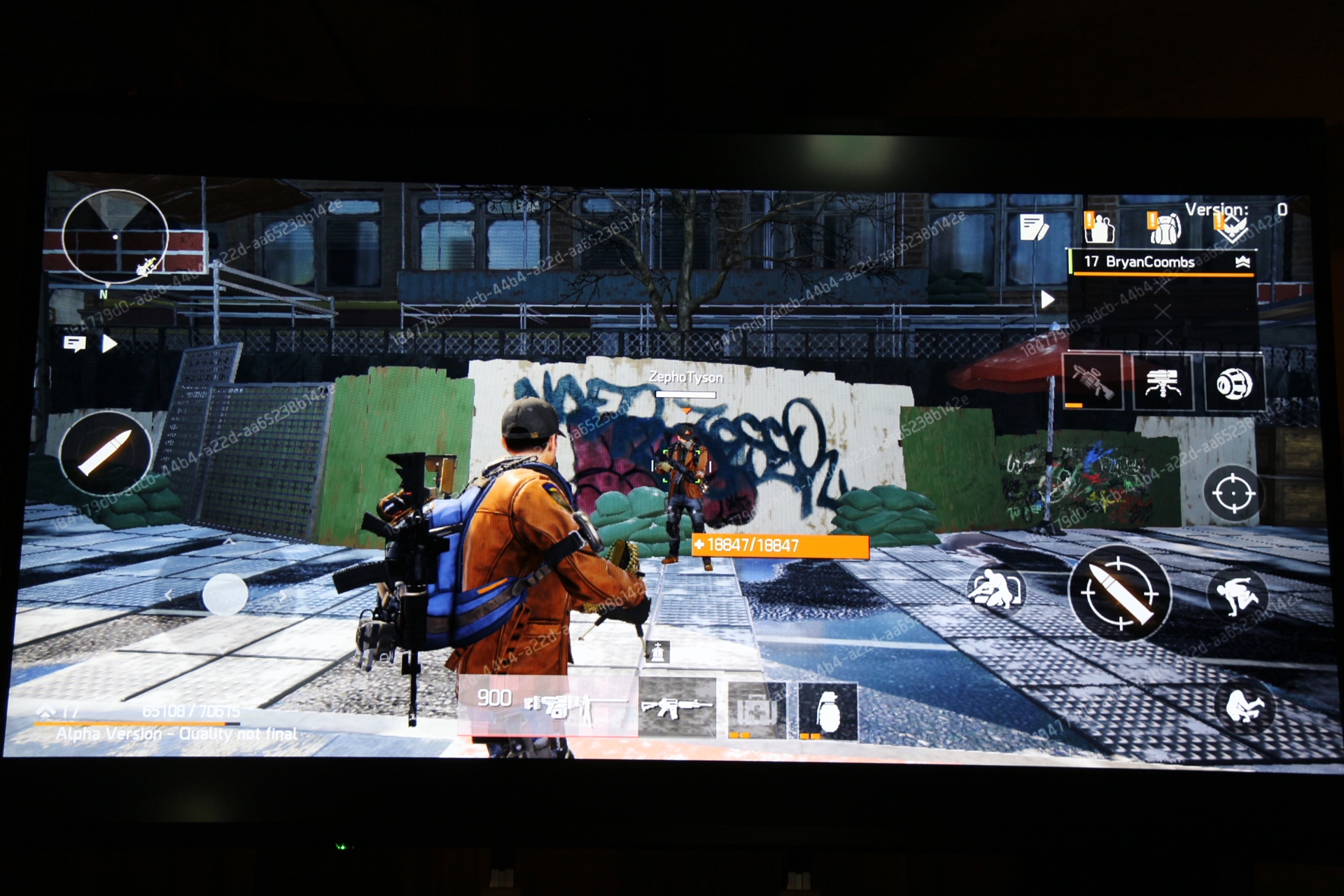 ユービーアイソフトの岡山和也氏によるデモプレイも披露。襲ってくる敵から物資を守るミッションがプレイされた。エージェントのアクションやスキル、味方に回復してもらう感覚など、ナンバリング2作とまったく遜色がない