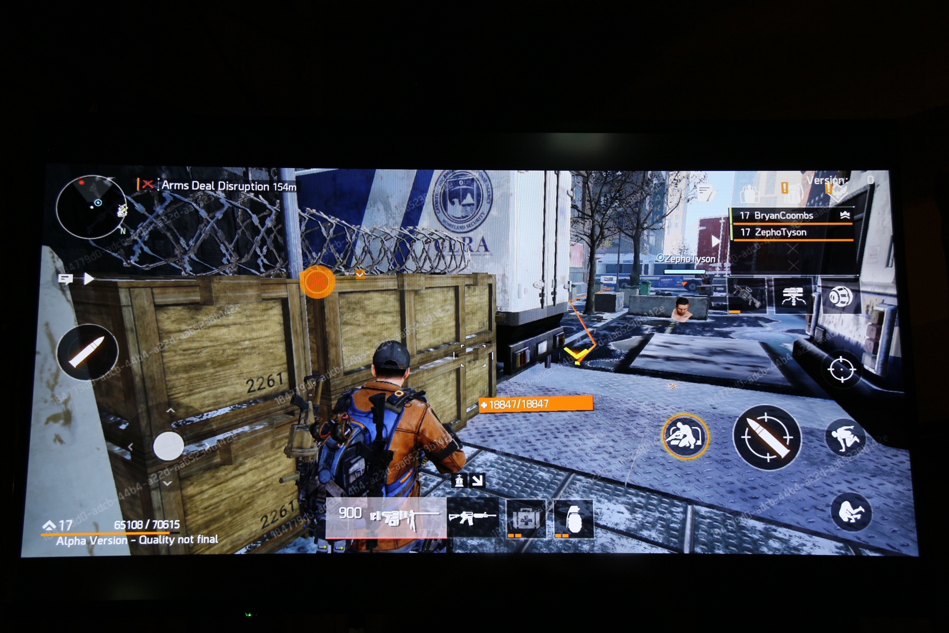 ユービーアイソフトの岡山和也氏によるデモプレイも披露。襲ってくる敵から物資を守るミッションがプレイされた。エージェントのアクションやスキル、味方に回復してもらう感覚など、ナンバリング2作とまったく遜色がない