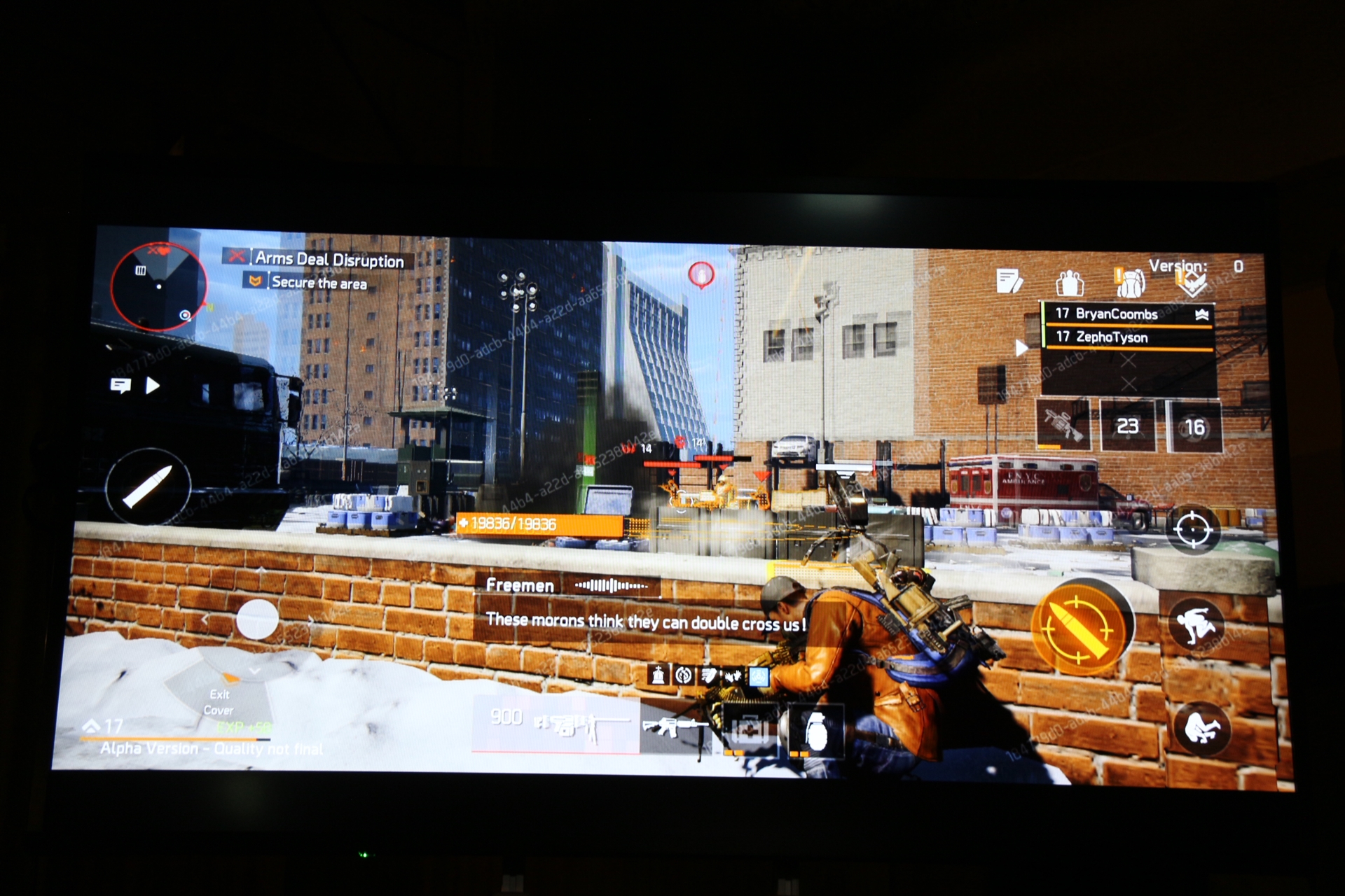 ユービーアイソフトの岡山和也氏によるデモプレイも披露。襲ってくる敵から物資を守るミッションがプレイされた。エージェントのアクションやスキル、味方に回復してもらう感覚など、ナンバリング2作とまったく遜色がない