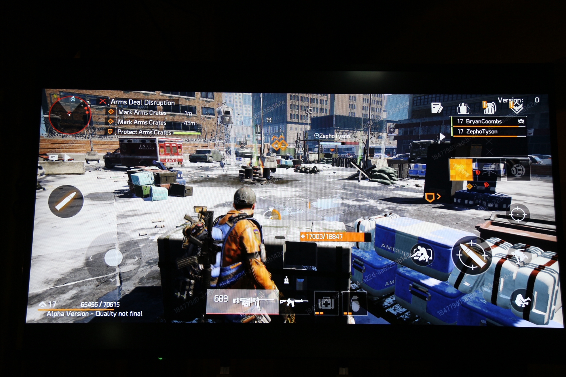 ユービーアイソフトの岡山和也氏によるデモプレイも披露。襲ってくる敵から物資を守るミッションがプレイされた。エージェントのアクションやスキル、味方に回復してもらう感覚など、ナンバリング2作とまったく遜色がない