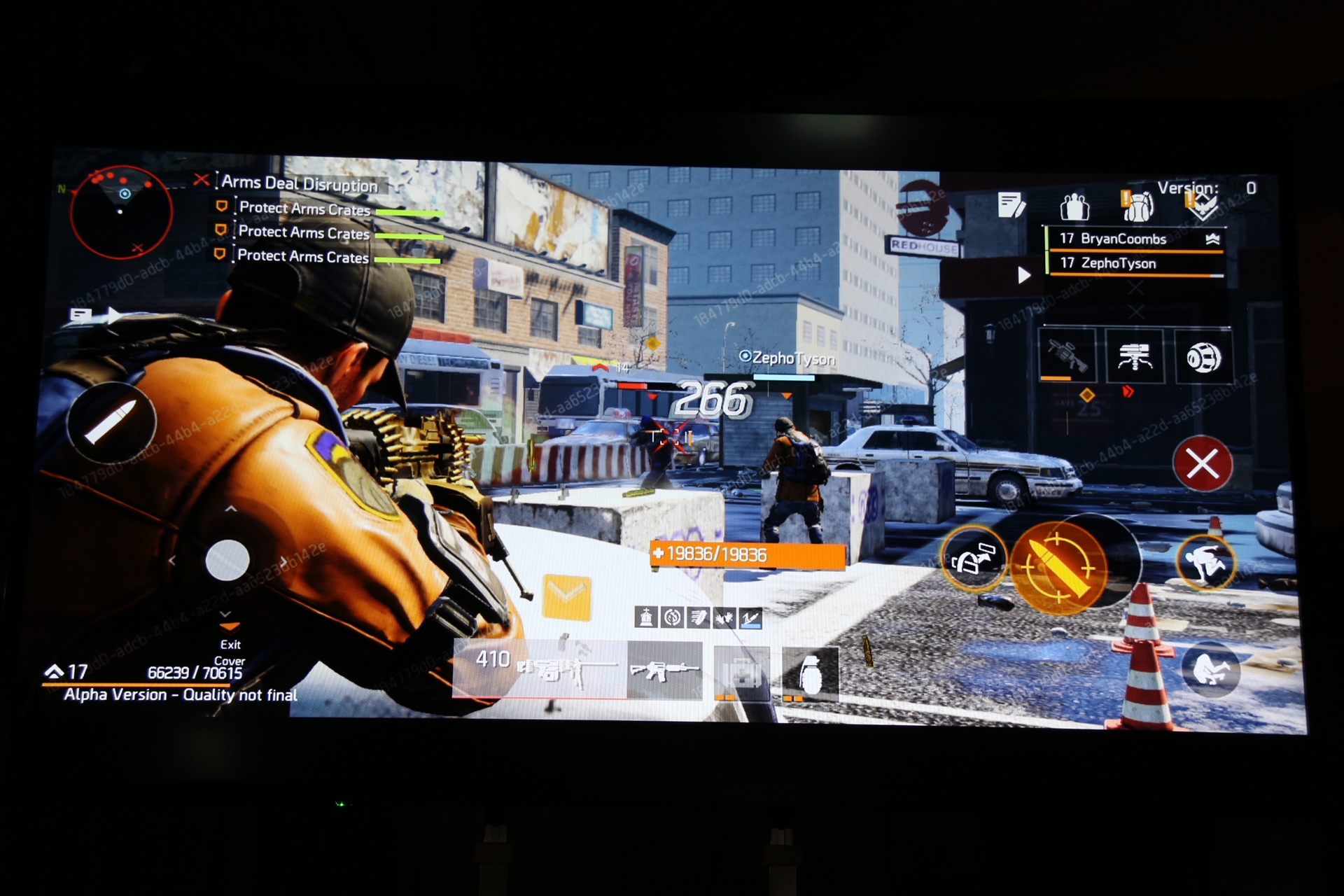 ユービーアイソフトの岡山和也氏によるデモプレイも披露。襲ってくる敵から物資を守るミッションがプレイされた。エージェントのアクションやスキル、味方に回復してもらう感覚など、ナンバリング2作とまったく遜色がない