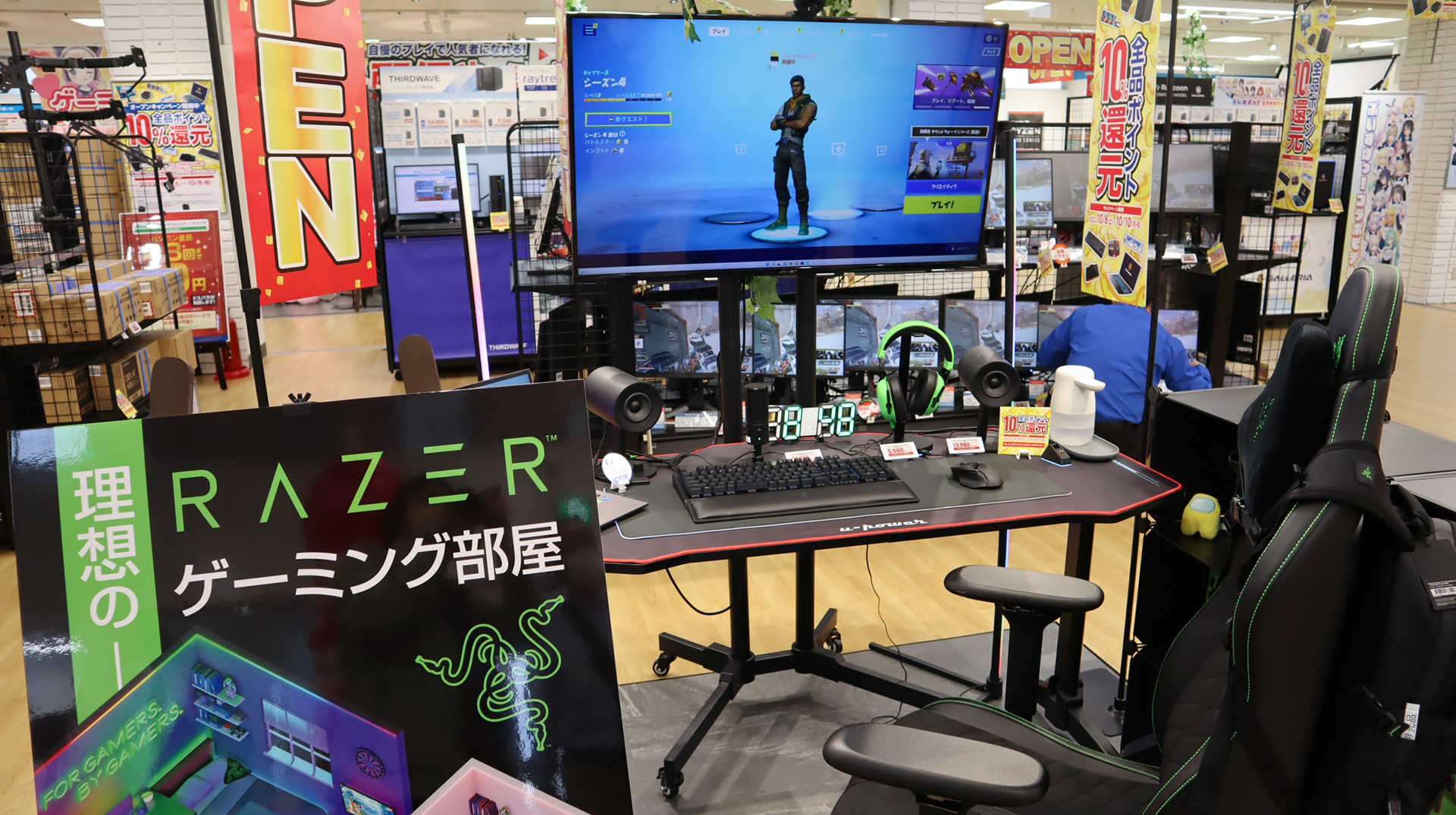 Razer製品で固められたゲーミング部屋。棚にはいつもAmoung Usのクルーがいる