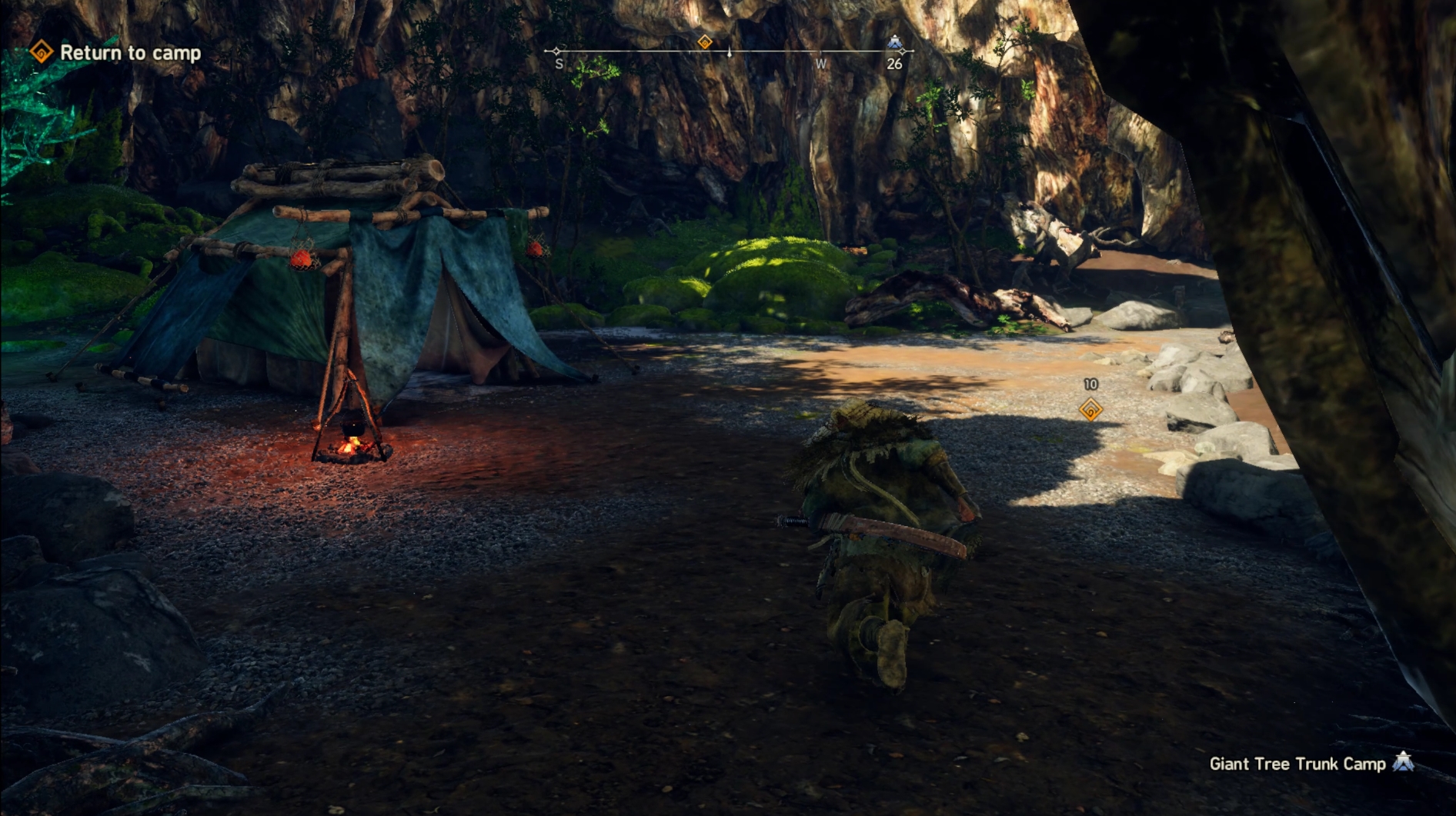 巨大な木の中に、古風なテントが作られている。ここがプレーヤーのキャンプ地だ