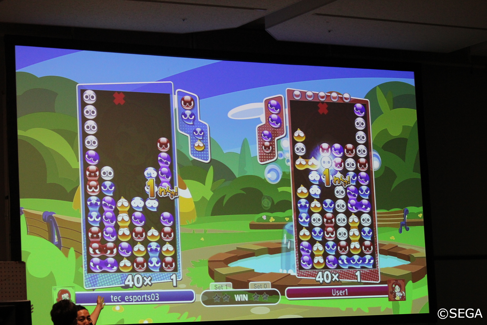 来場者が挑戦し善戦するも、Riricky選手の攻撃で大量のぷよが降り注ぐ