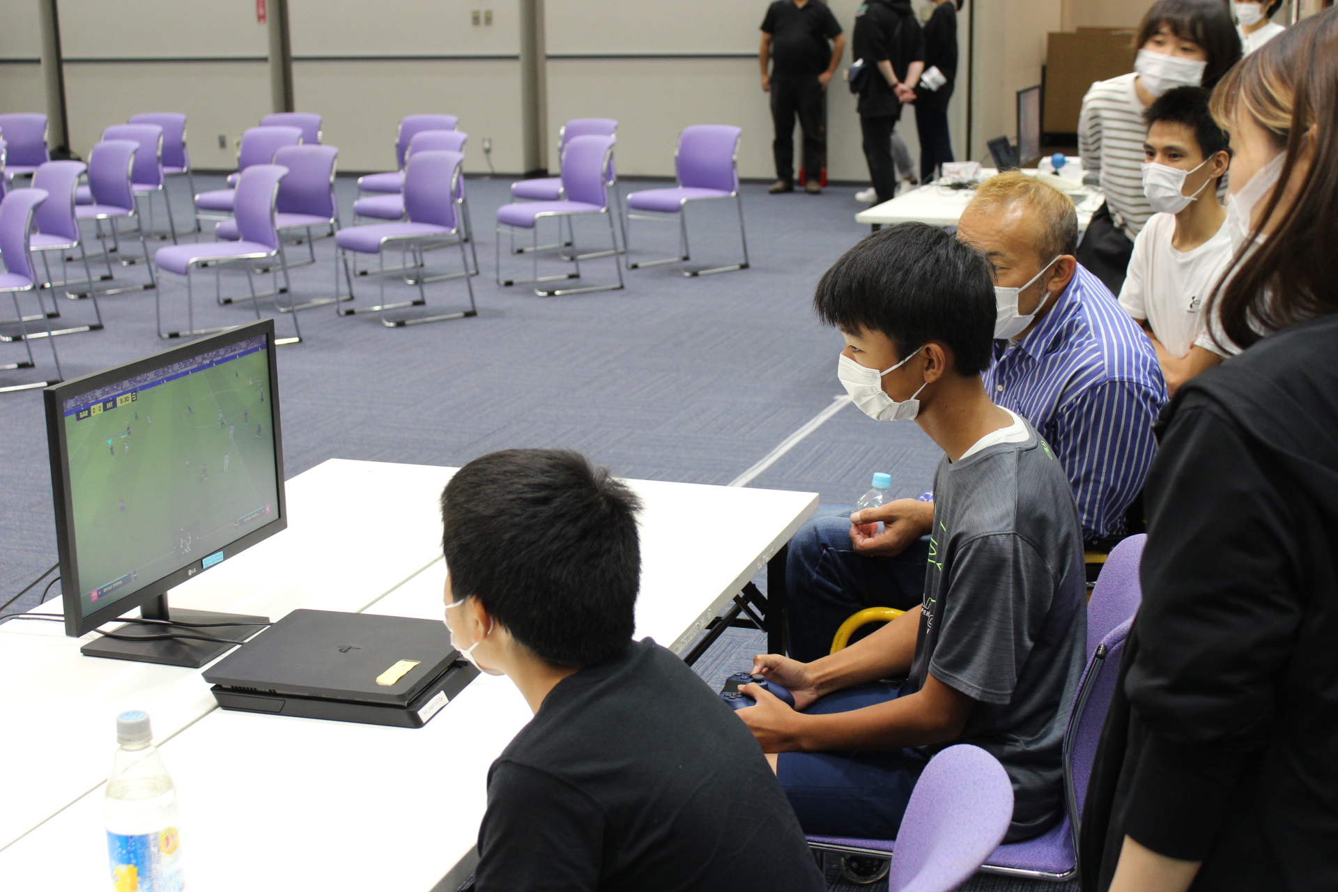 各ブースでeスポーツを体験する参加者。