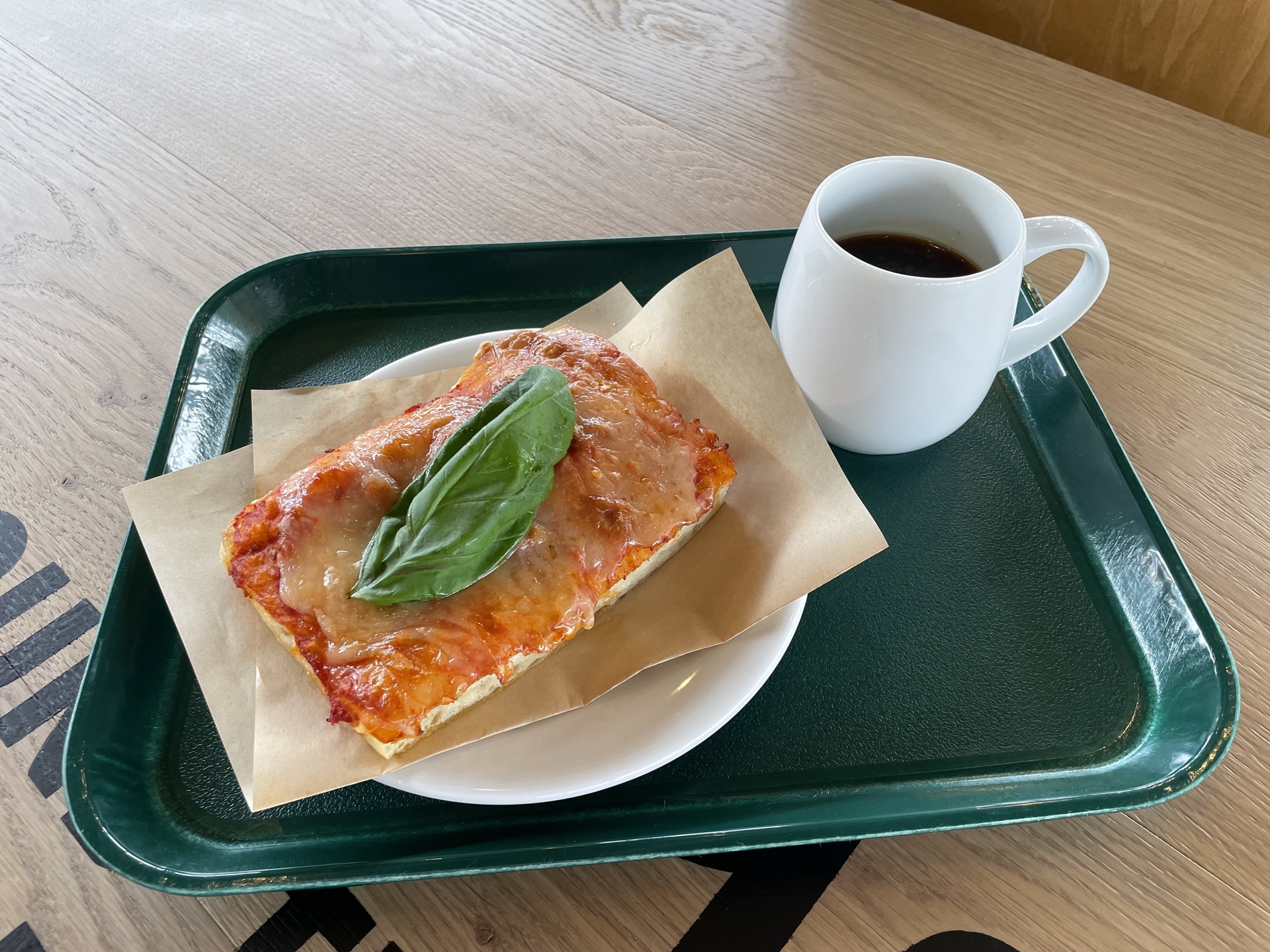 本格的にお腹が空いたらエリア内から入れるカフェ「大陸横断飛行」がおすすめ。ピザやサンドイッチを中心に、ドリンクなどもいただける