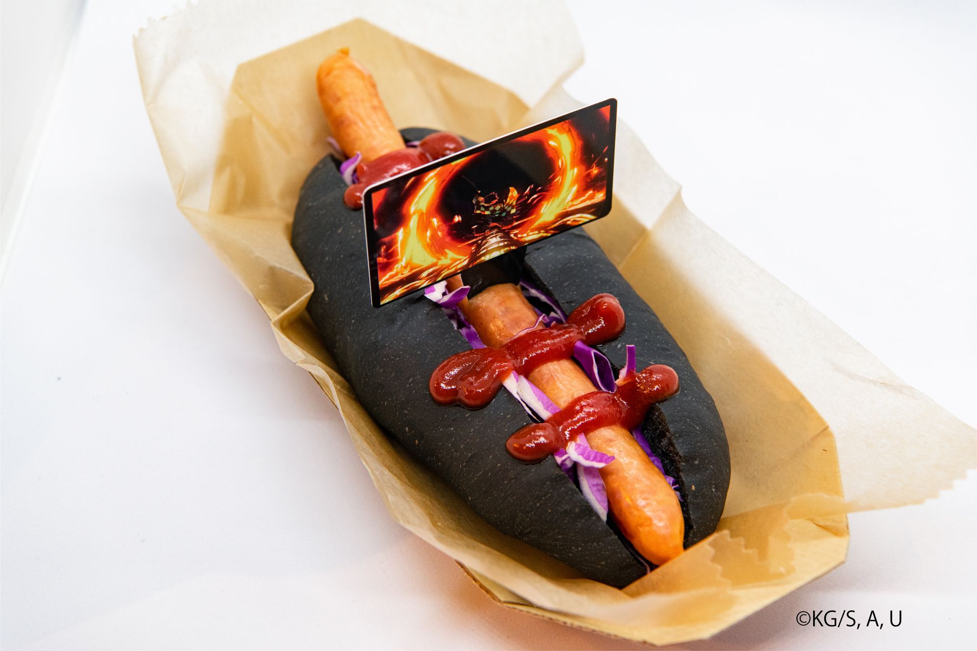 無限列車と同化した魘夢の背骨をイメージしたホットドッグに、ヒノカミ神楽 碧羅の天のピックをトッピングした一品/価格：600円（税込）