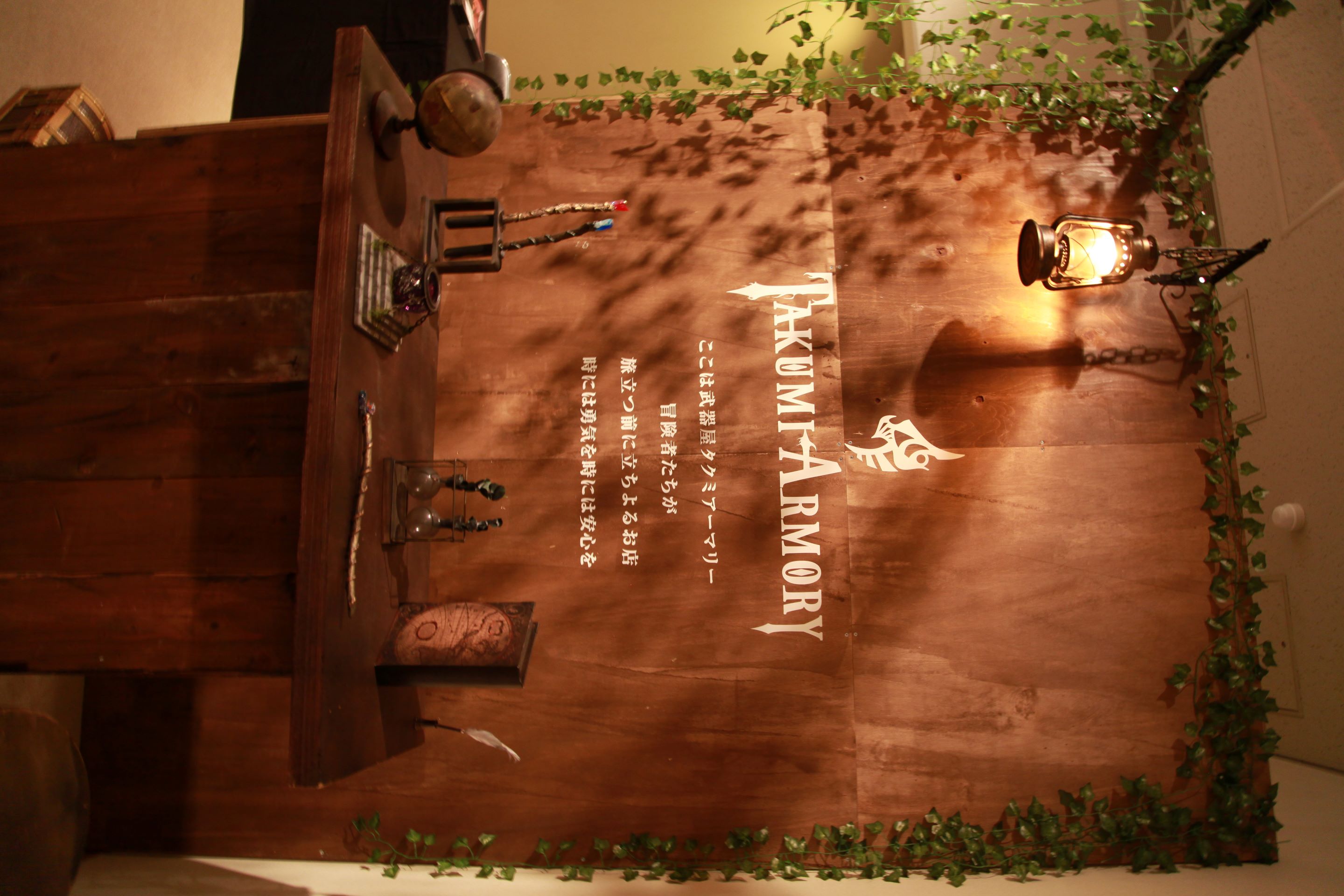 武器屋のカウンターを思わせる造り。机には魔法の杖や魔法薬などもある