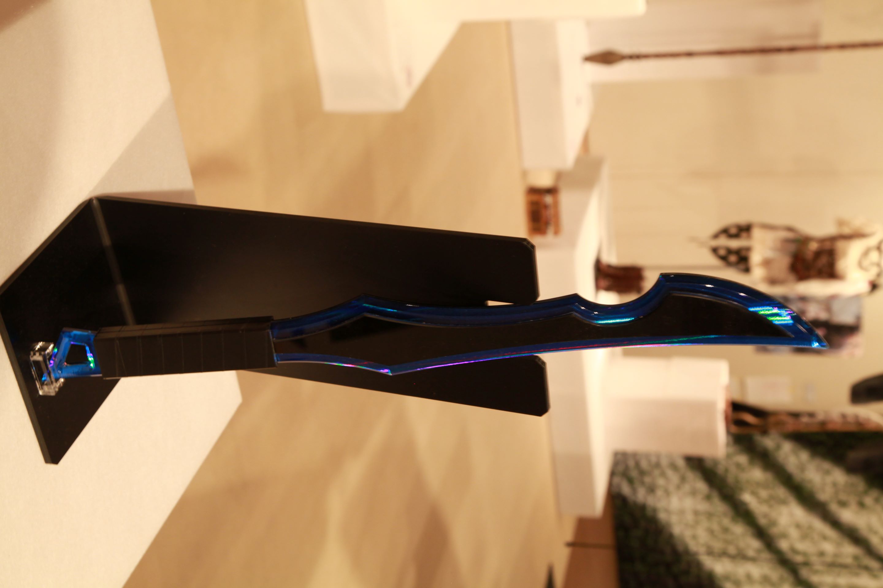 光の当たり具合で刃の部分の光り方が変わる