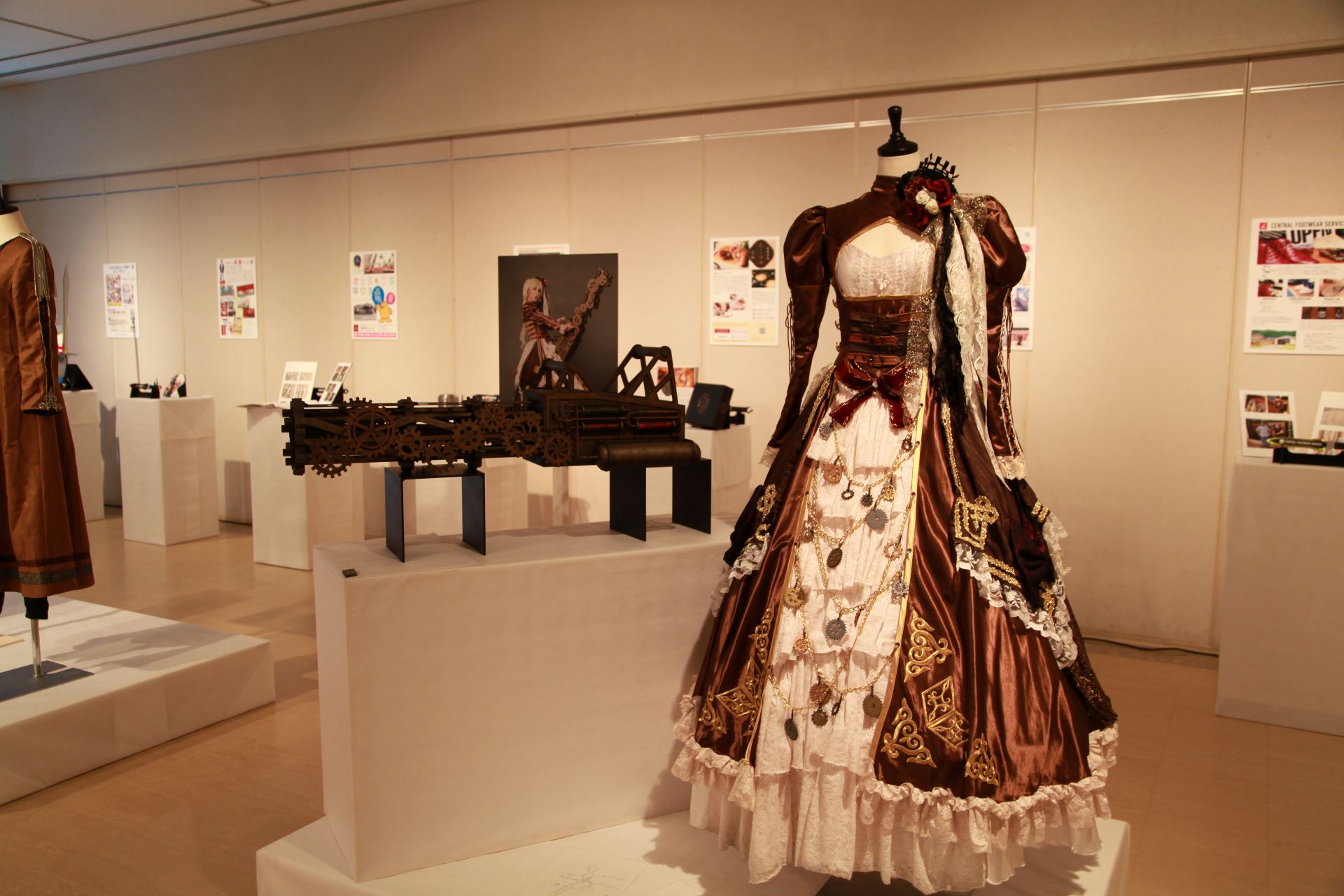 ガトリング砲とモダンを感じさせる衣装