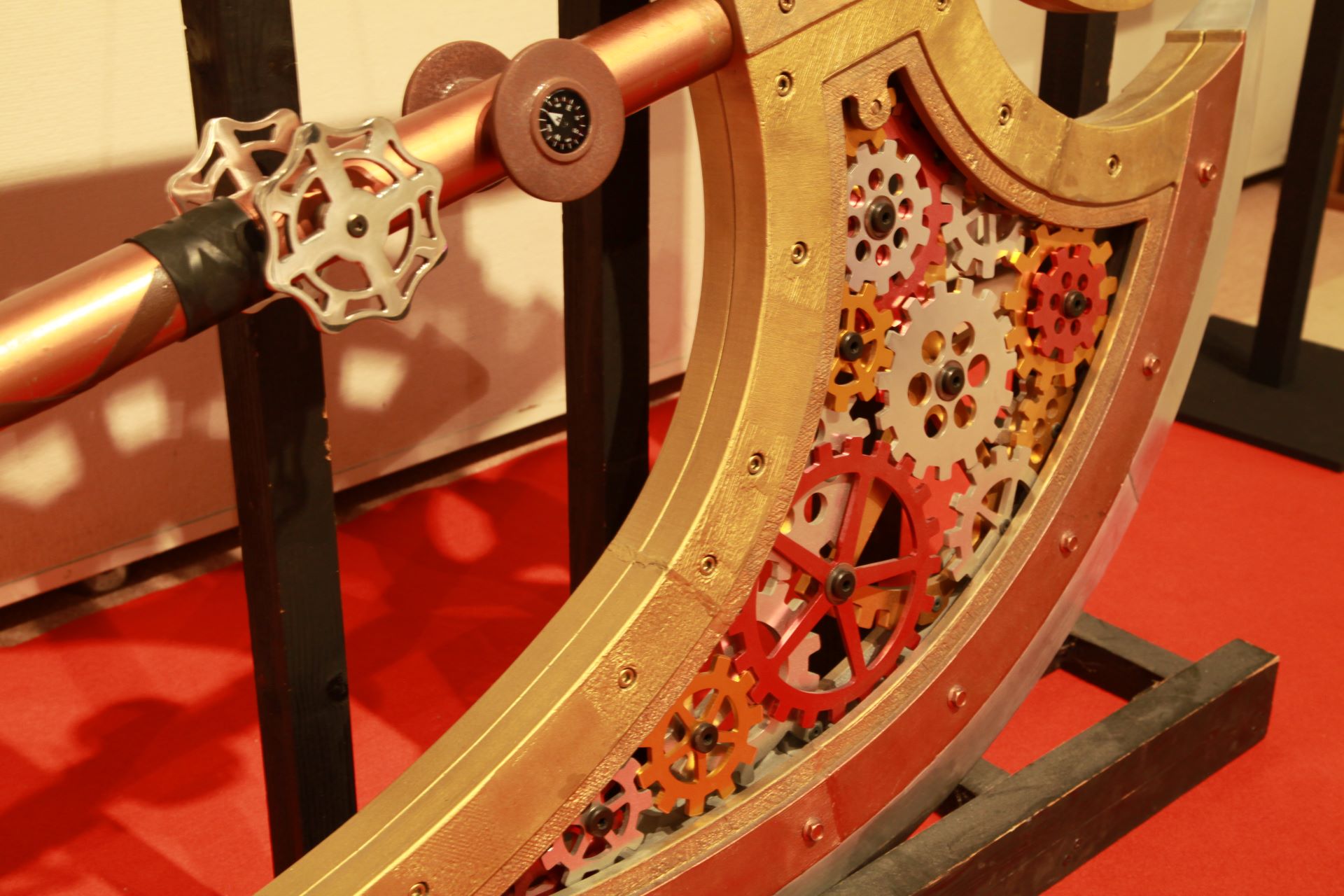 手前のハンドルを回すことで、斧の中の歯車まで連動して回る