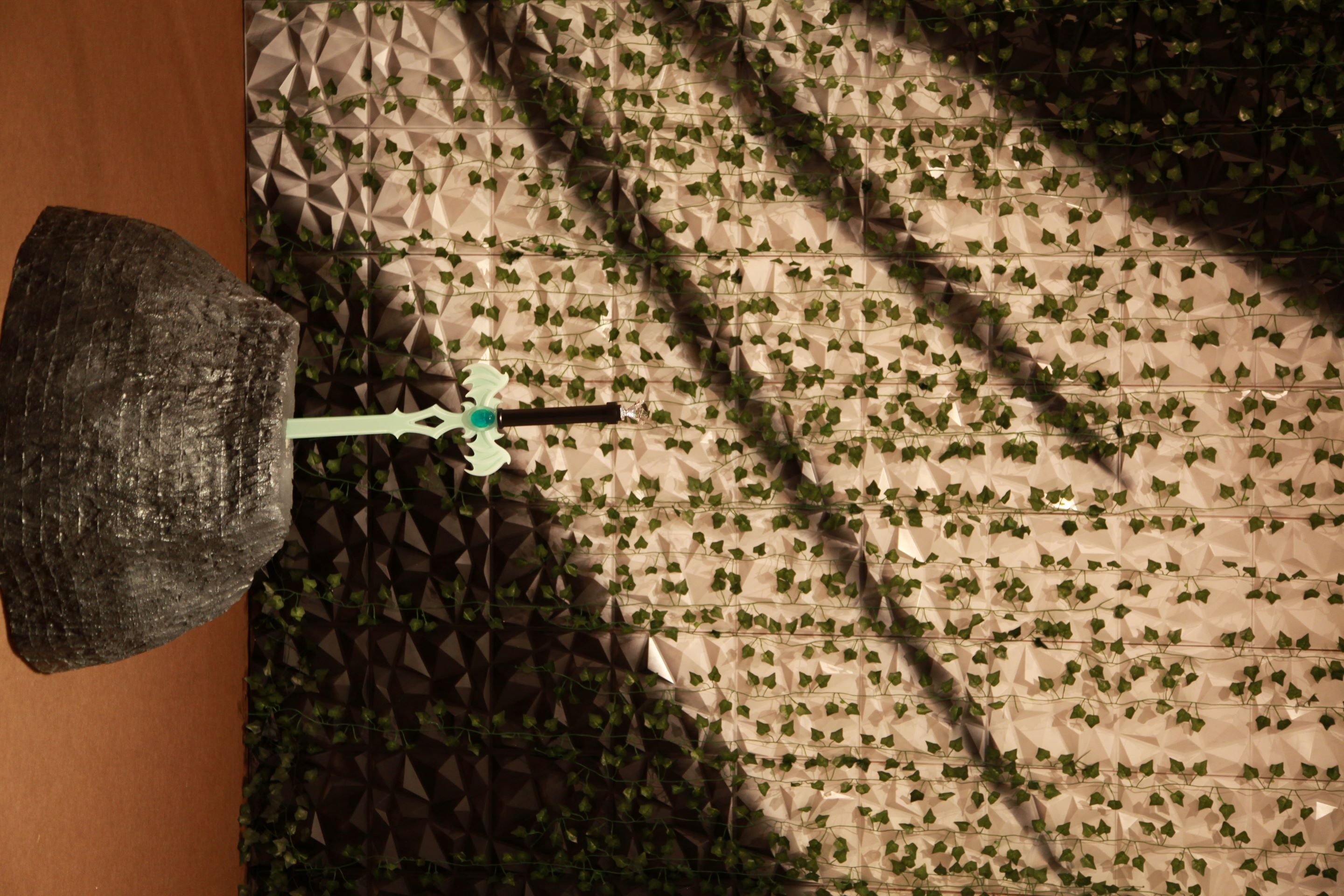 光のさし具合と突き刺さる剣が勇者のほこらを思わせる