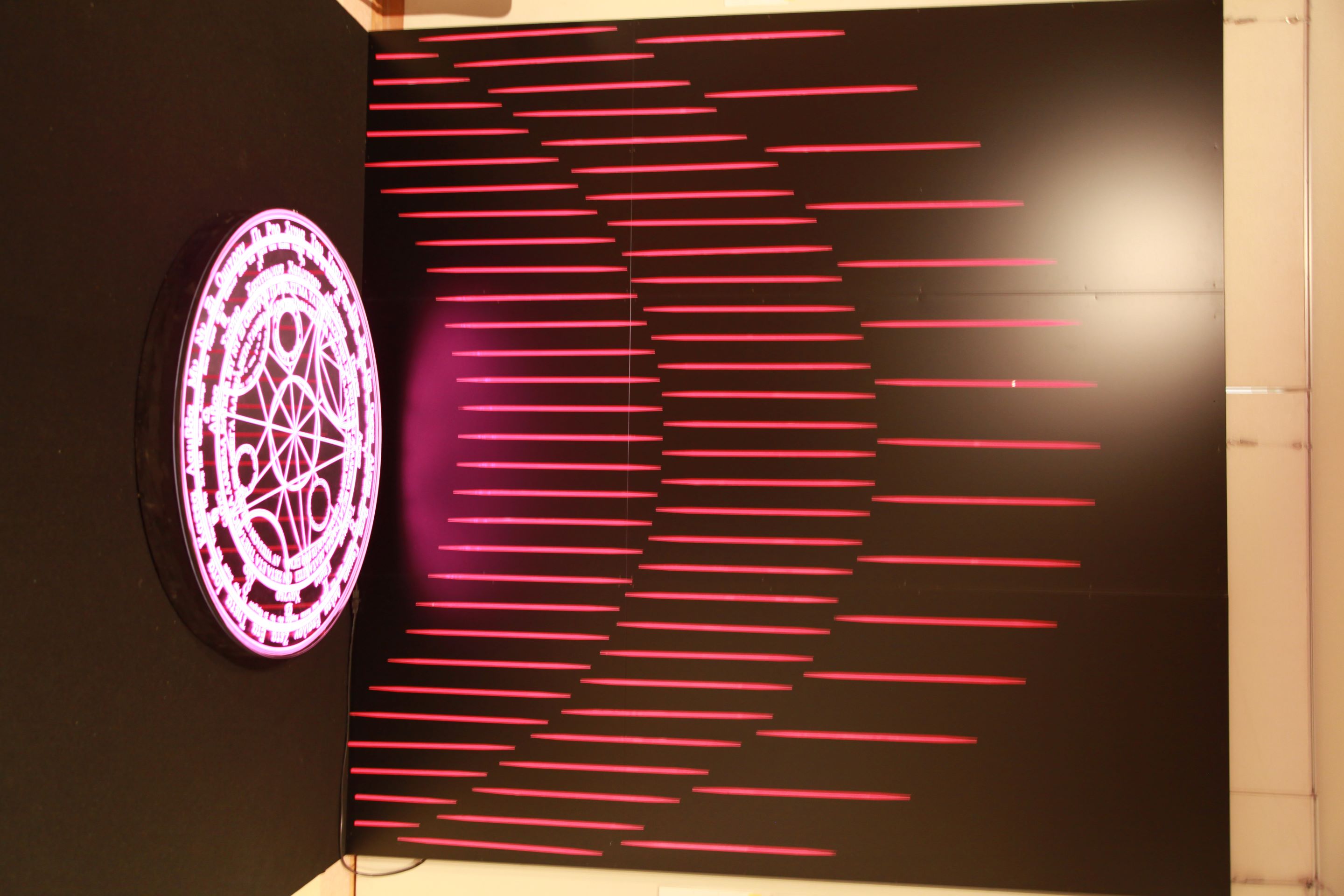 発光する魔法陣が臨場感を演出（なんと魔法陣は匠工芸で販売中）